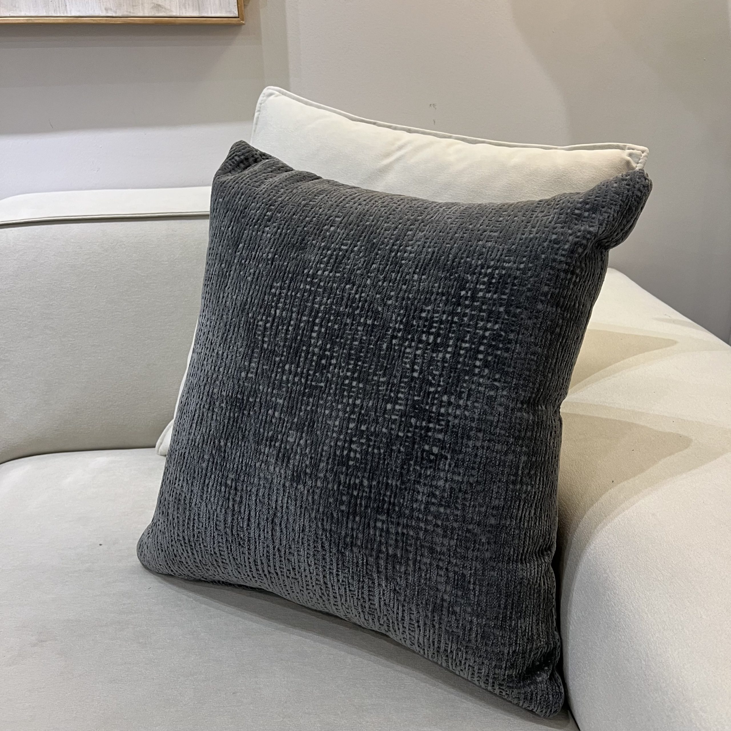 כרית נוי מרובעת אפור כהה כרית נוי מרובעת אפור כהה