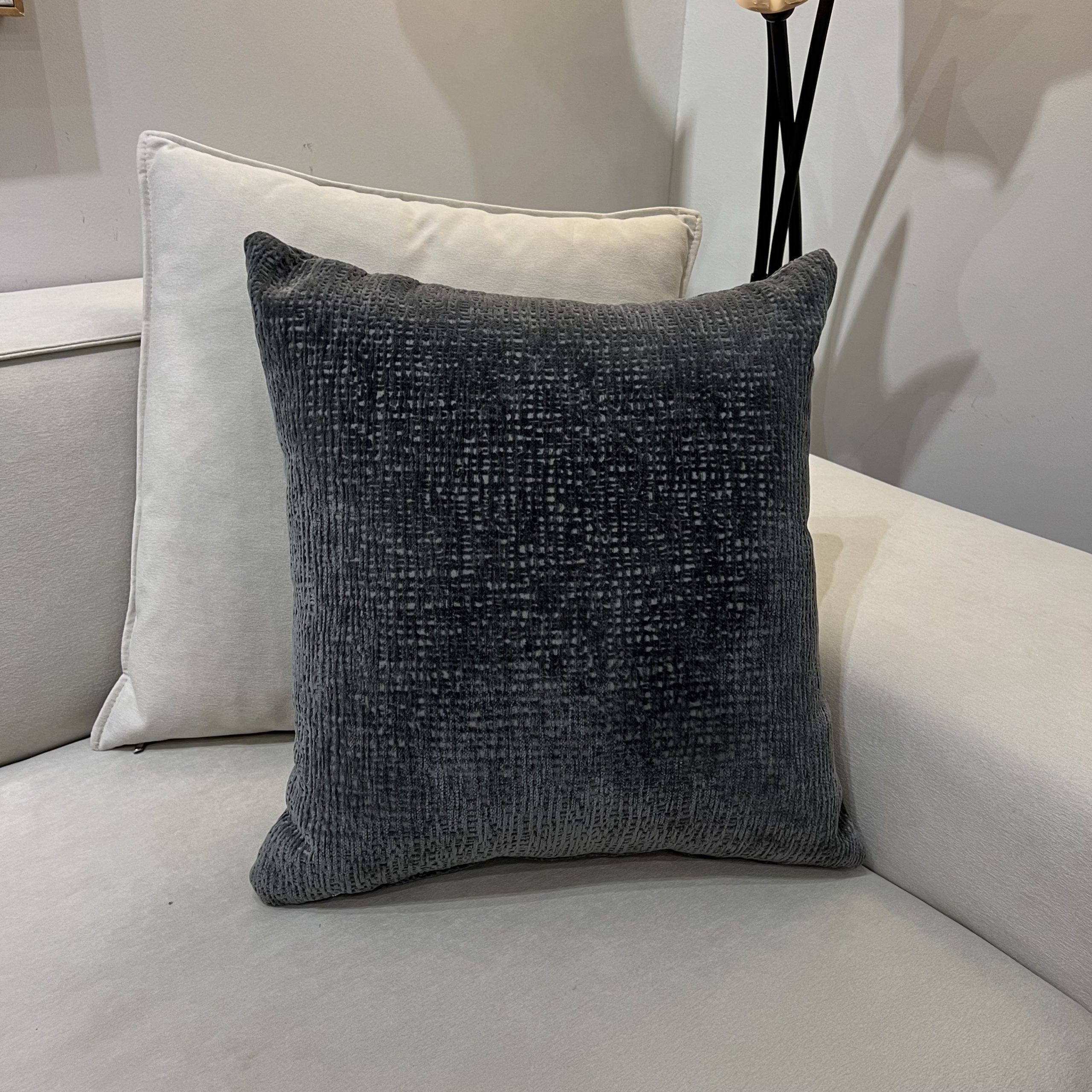 כרית נוי מרובעת אפור כהה כרית נוי מרובעת אפור כהה