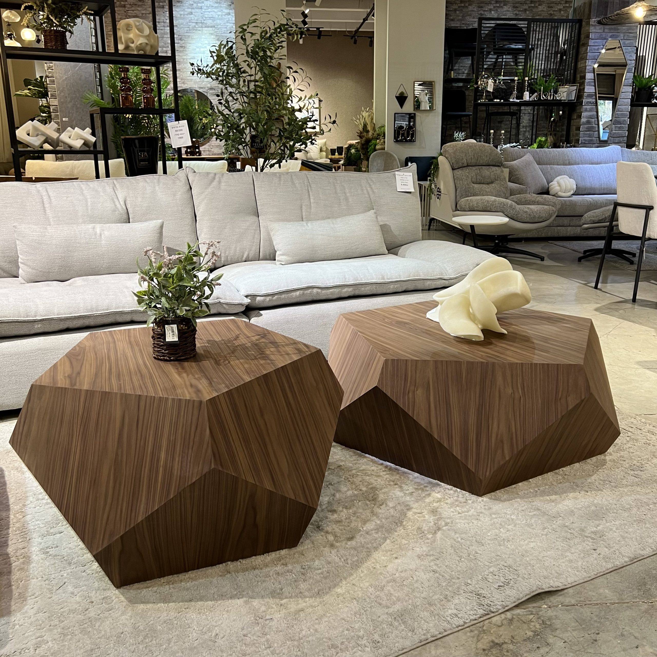 שולחן סלון אגוז אמריקאי דגם דיימונד שולחן סלון אגוז אמריקאי דגם דיימונד