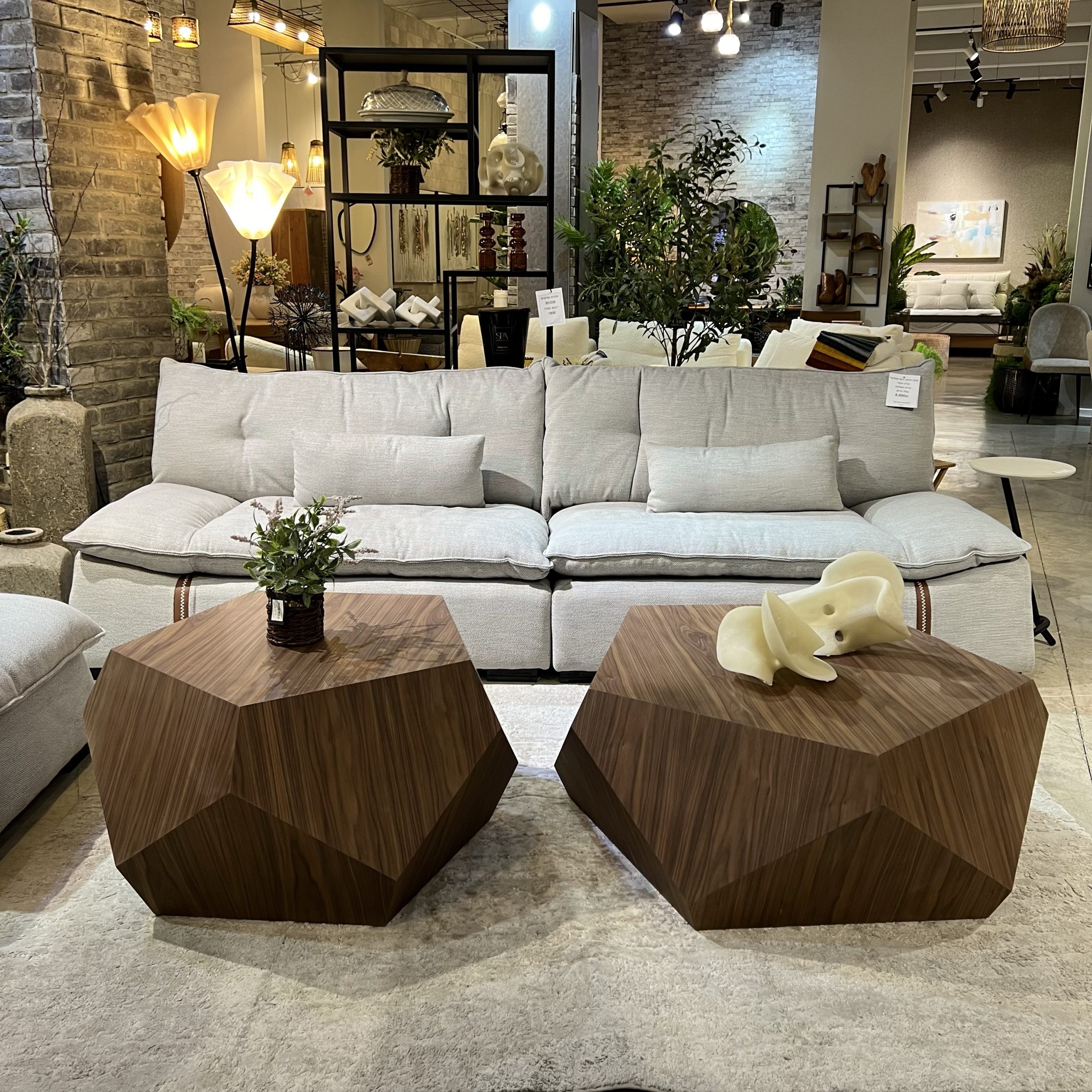 שולחן סלון אגוז אמריקאי דגם דיימונד שולחן סלון אגוז אמריקאי דגם דיימונד