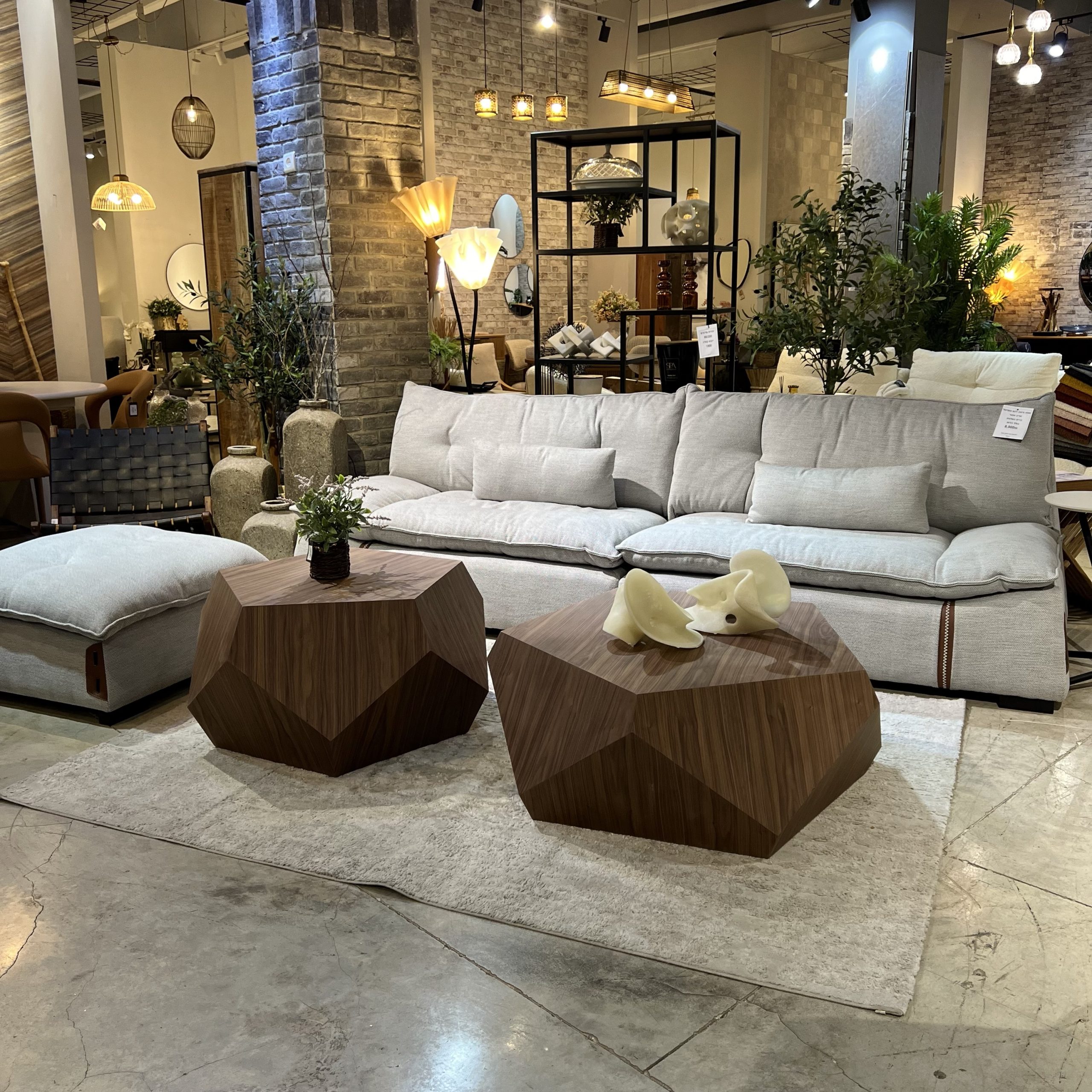 שולחן סלון אגוז אמריקאי דגם דיימונד שולחן סלון אגוז אמריקאי דגם דיימונד