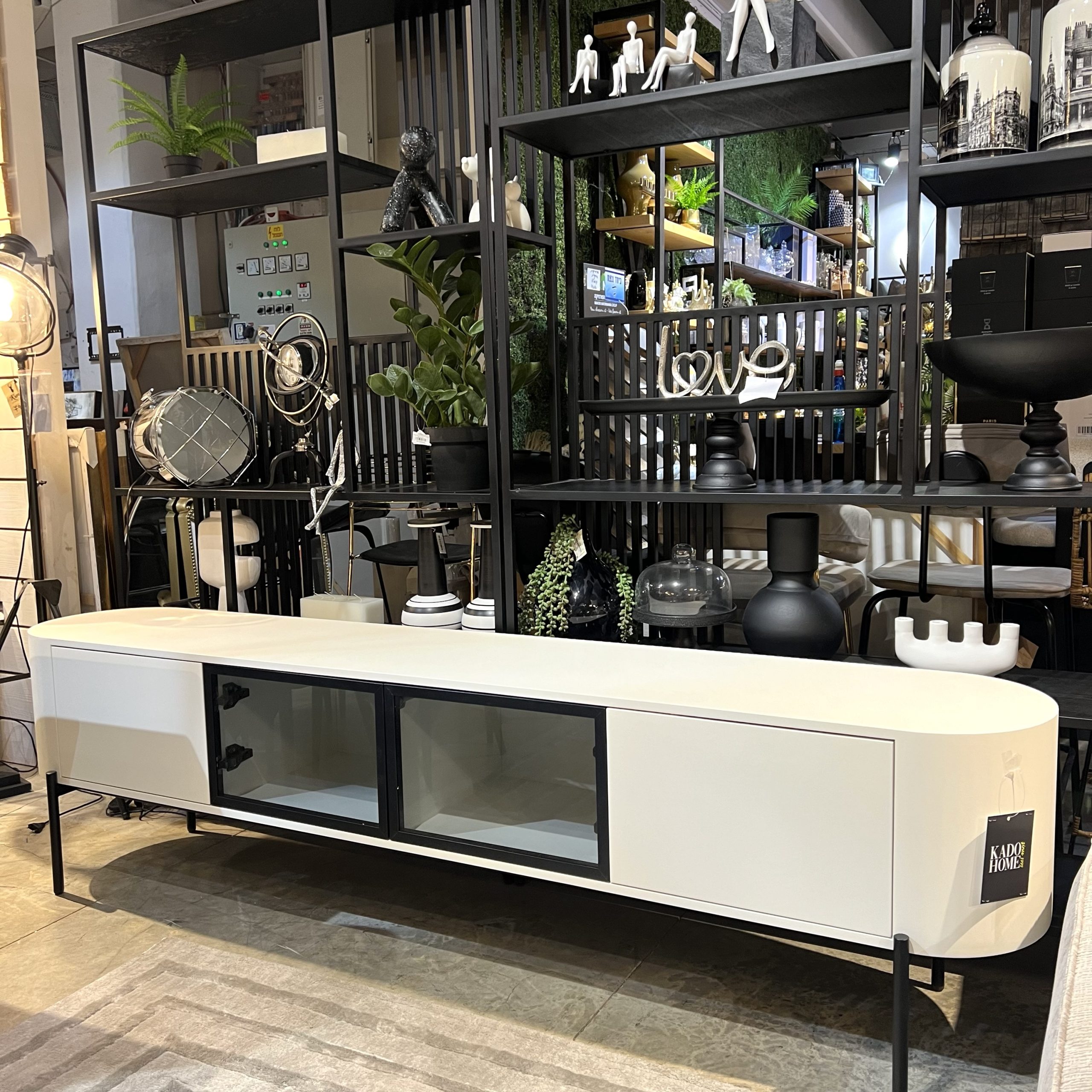 מזנון דגם אן דלתות זכוכית מושחרת בשילוב שמנת אמורפי מזנון דגם אן דלתות זכוכית מושחרת בשילוב שמנת אמורפי