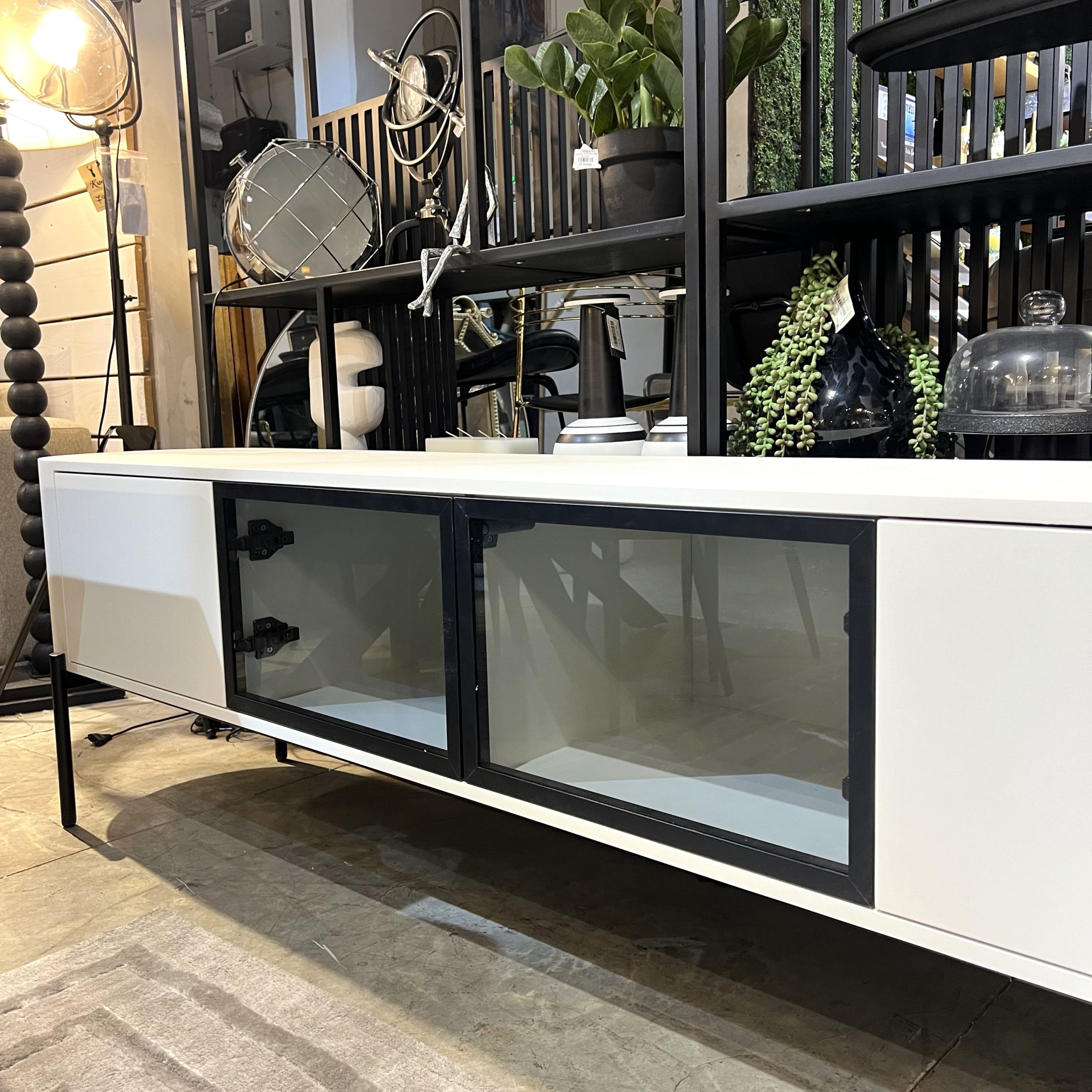 מזנון דגם אן דלתות זכוכית מושחרת בשילוב שמנת אמורפי מזנון דגם אן דלתות זכוכית מושחרת בשילוב שמנת אמורפי