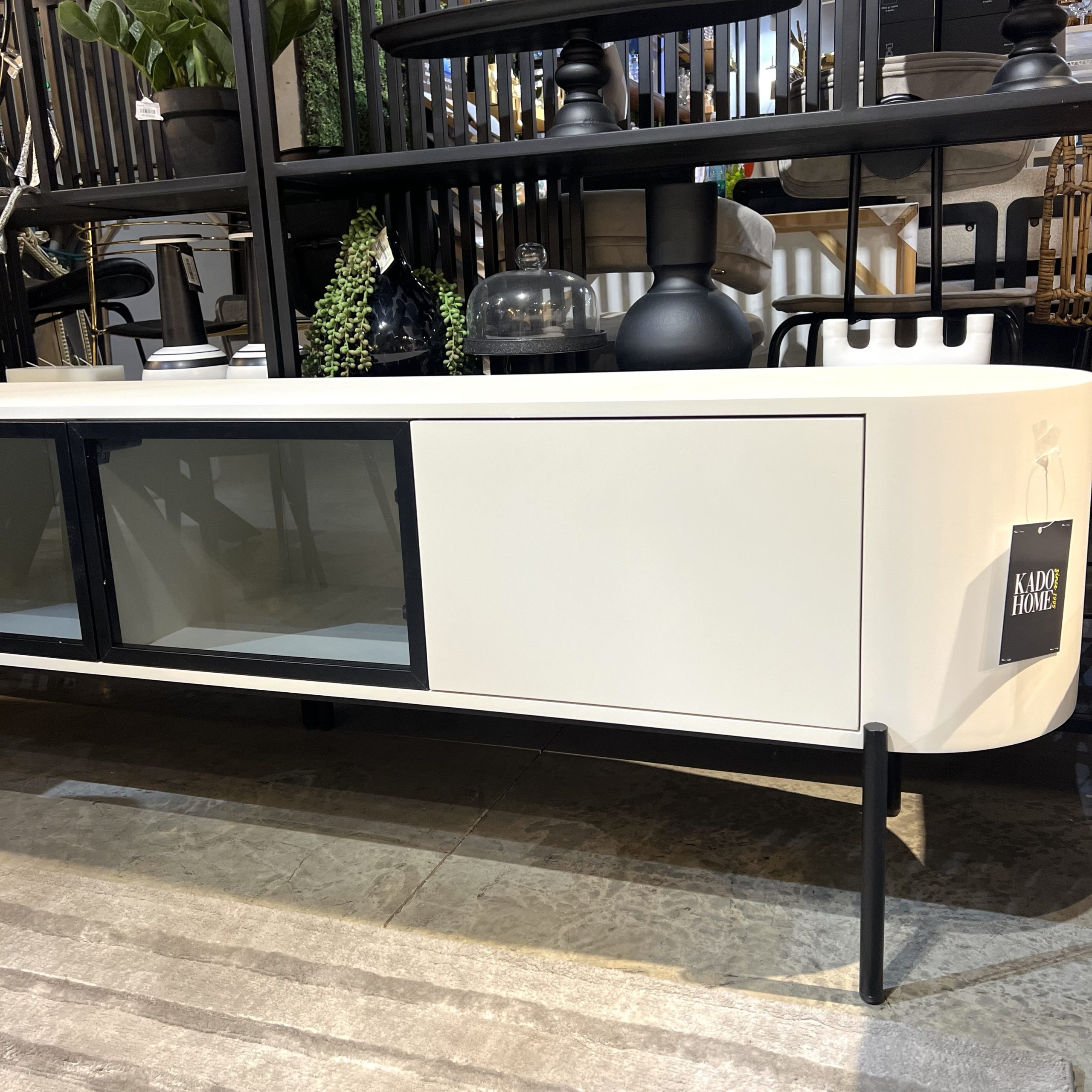 מזנון דגם אן דלתות זכוכית מושחרת בשילוב שמנת אמורפי מזנון דגם אן דלתות זכוכית מושחרת בשילוב שמנת אמורפי