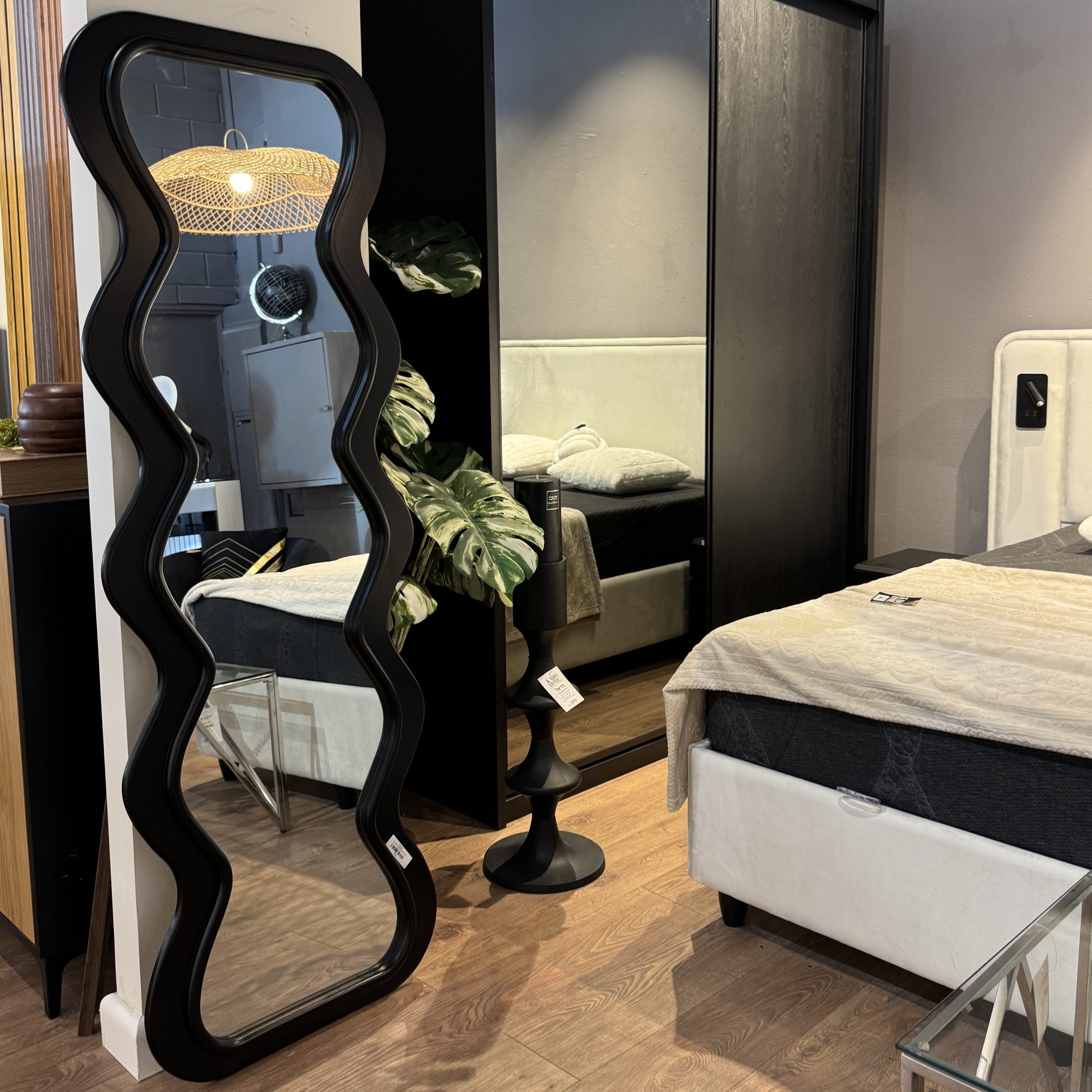 מראה עץ מלא מסגרת שחורה גלים גדולים דגם מוריאל מראה עץ מלא מסגרת שחורה גלים גדולים דגם מוריאל