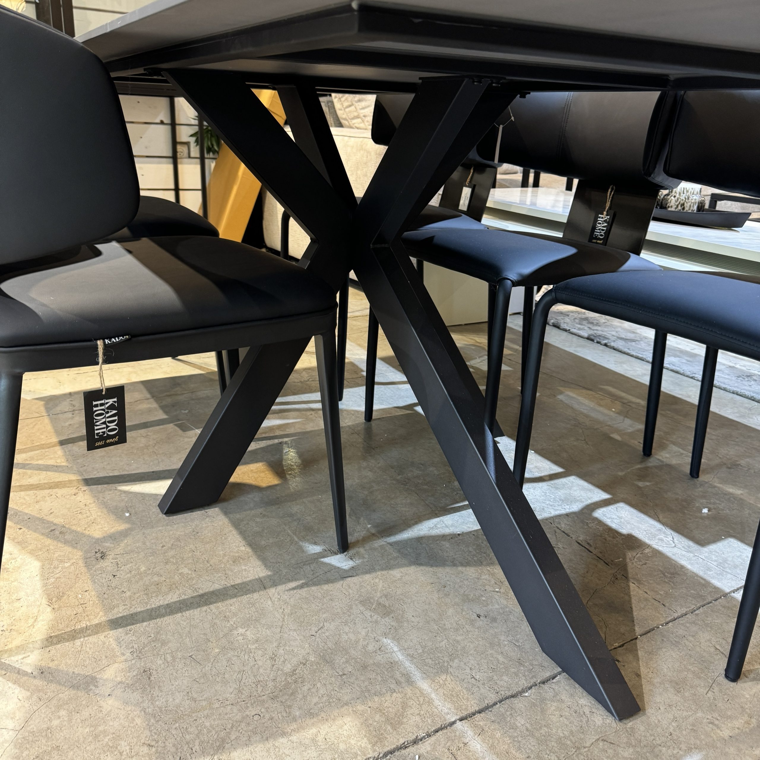 שולחן פינת אוכל גרניט פורצלן שחור מאט דגם לאקי שולחן פינת אוכל גרניט פורצלן שחור מאט דגם לאקי