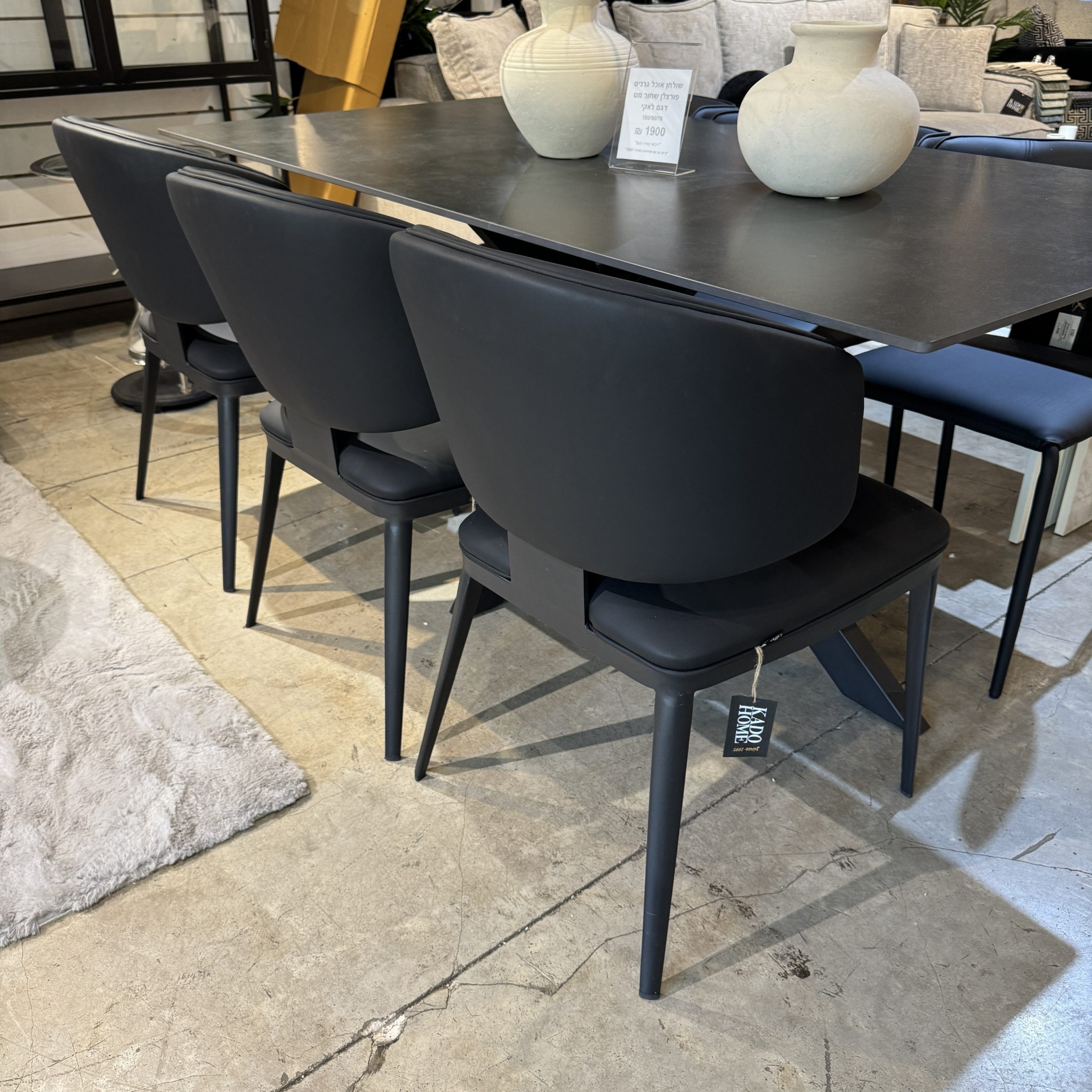 כיסא ונטו דמוי עור שחור דגם סופיטל כיסא ונטו דמוי עור שחור דגם סופיטל