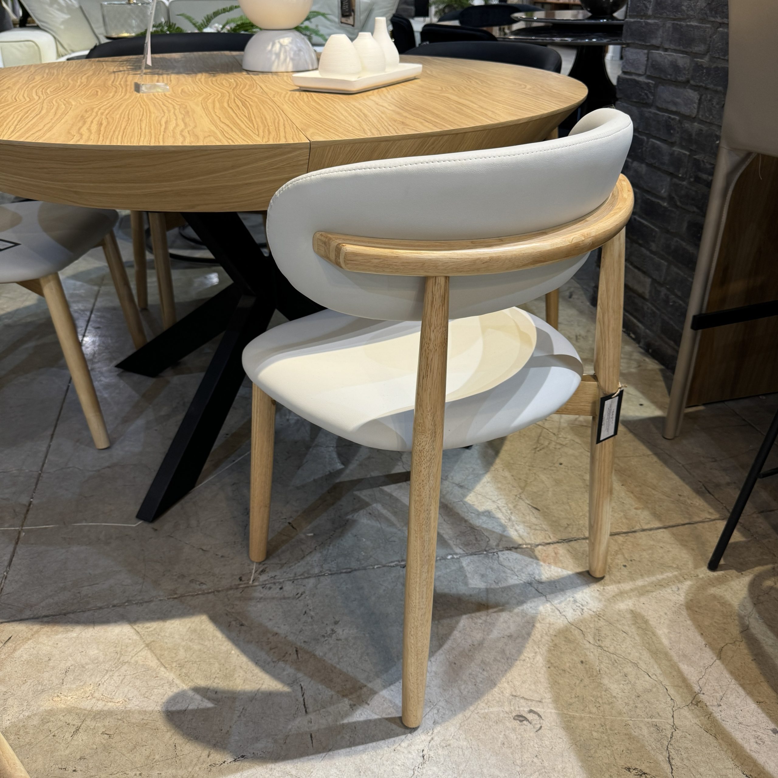 כיסא פיליפה עץ אלון עור שמנת דגם סופיטל כיסא פיליפה עץ אלון עור שמנת דגם סופיטל