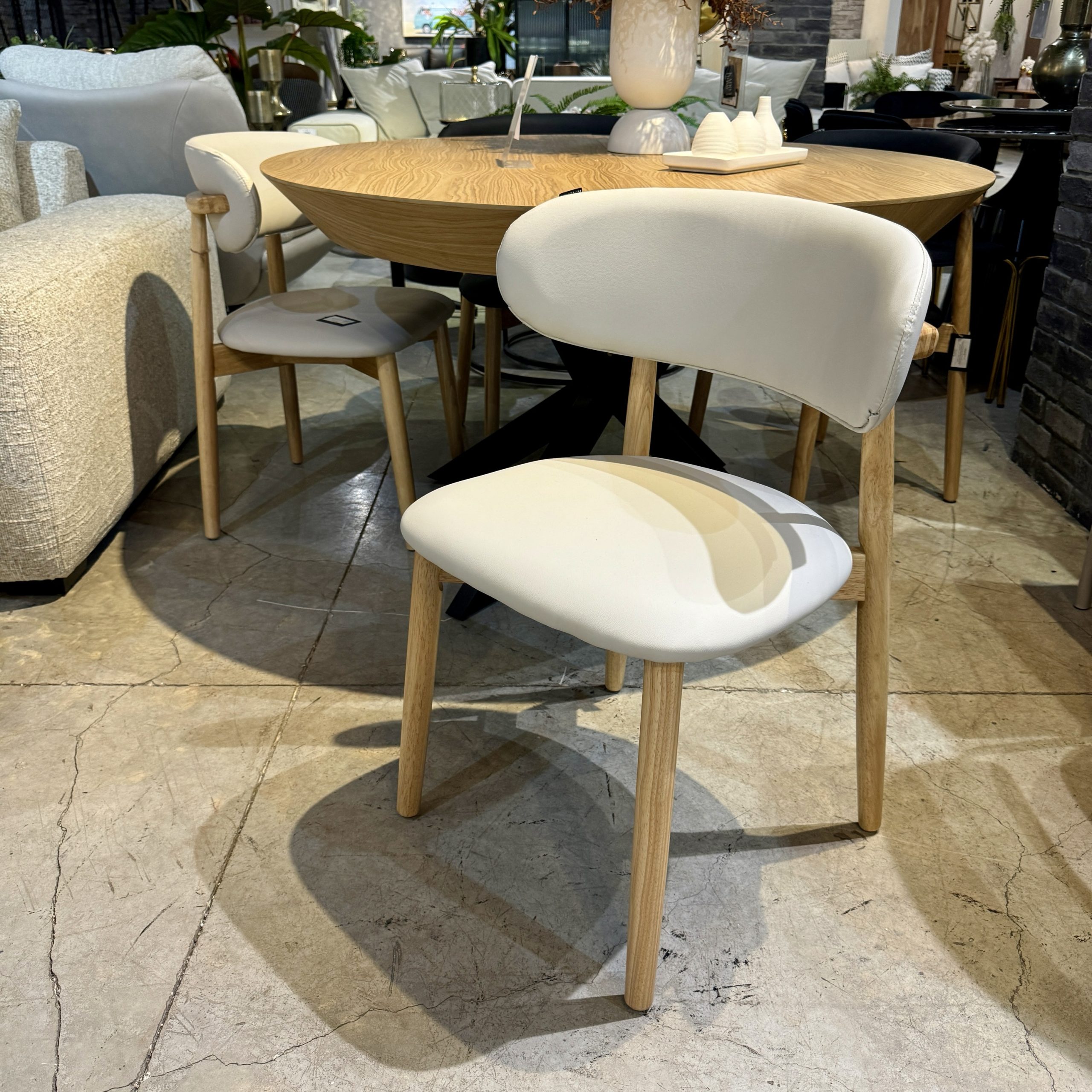 כיסא פיליפה עץ אלון עור שמנת דגם סופיטל כיסא פיליפה עץ אלון עור שמנת דגם סופיטל