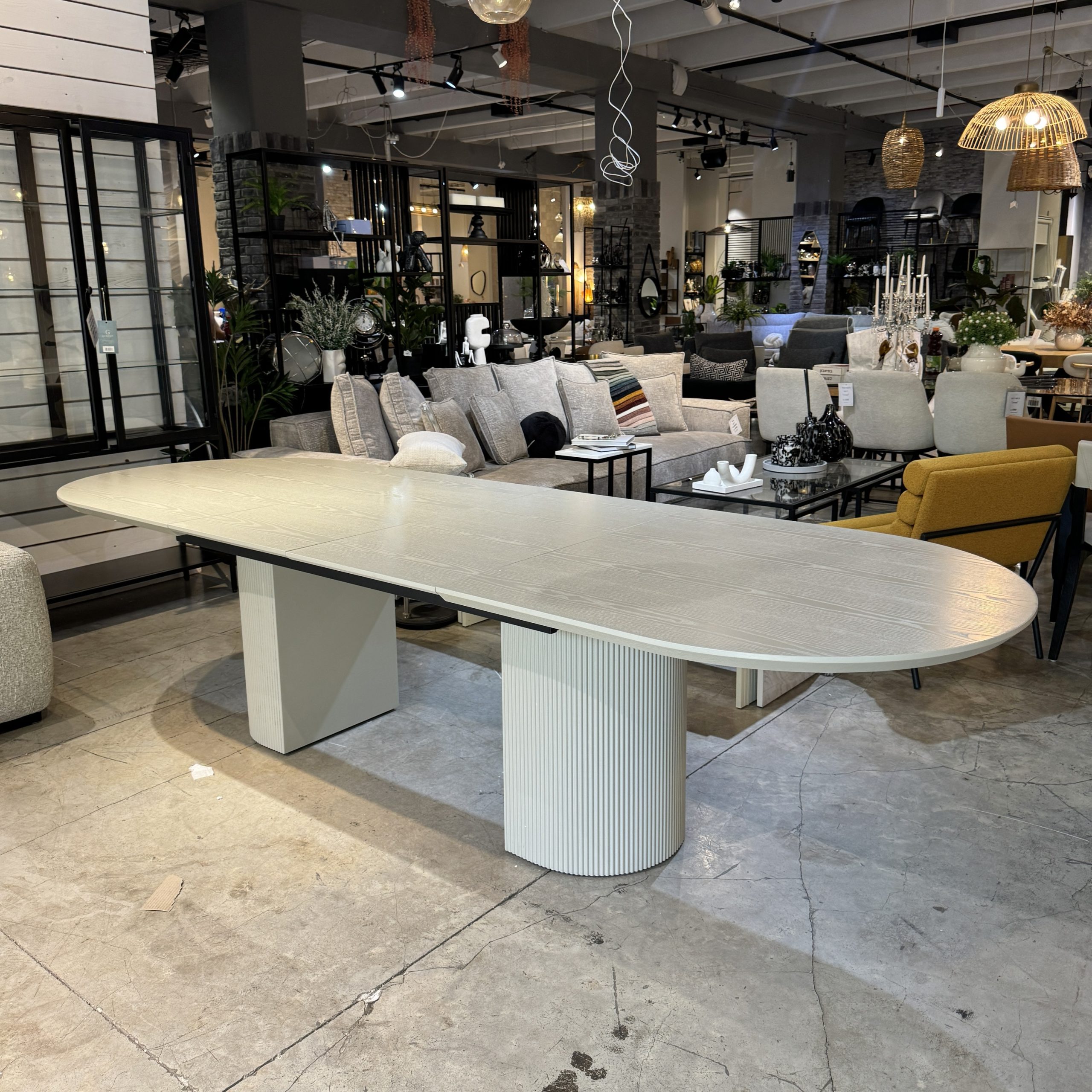 שולחן אוכל פינות מעוגלות רגליים עגולות שמנת אבן דגם אמה photo number 9