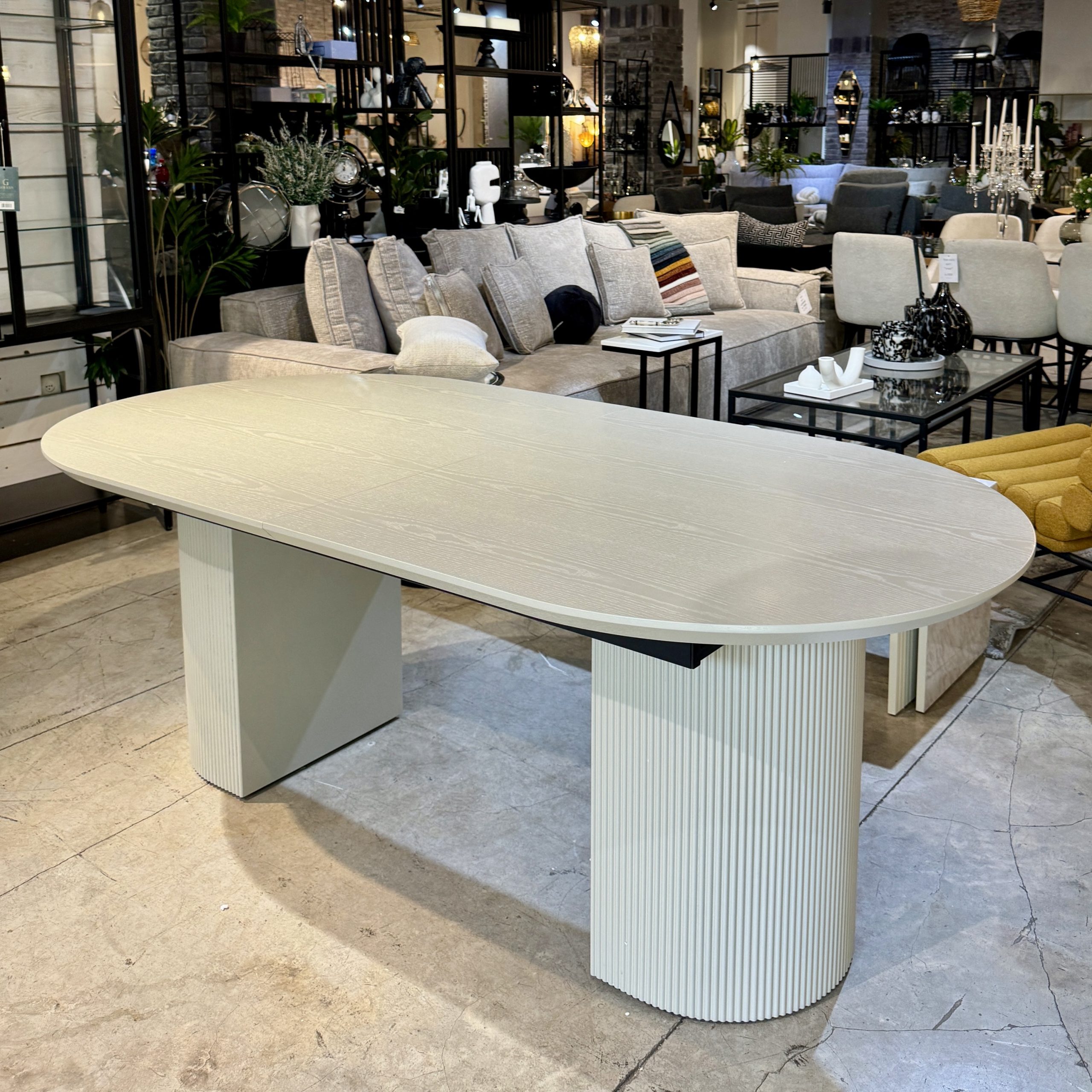 שולחן אוכל פינות מעוגלות רגליים עגולות שמנת אבן דגם אמה photo number 5