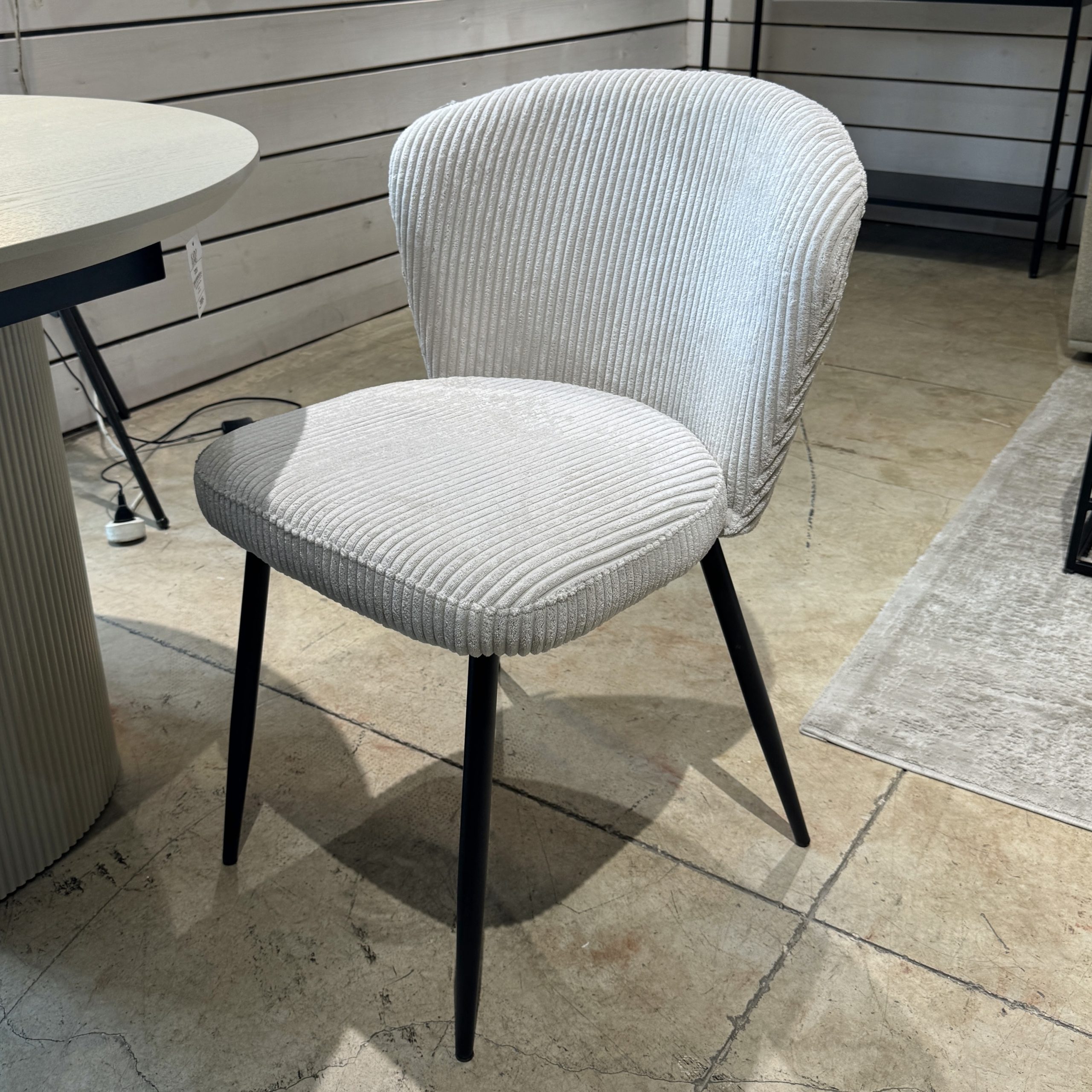 כיסא קורדרוי אבן רגליים שחור דגם לאקי כיסא קורדרוי אבן רגליים שחור דגם לאקי