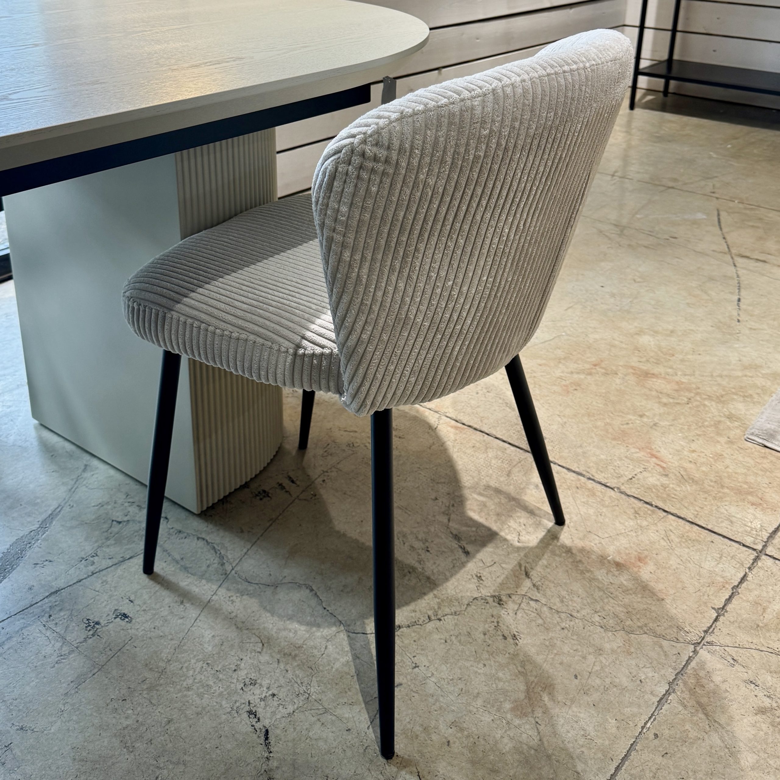 כיסא קורדרוי אבן רגליים שחור דגם לאקי כיסא קורדרוי אבן רגליים שחור דגם לאקי