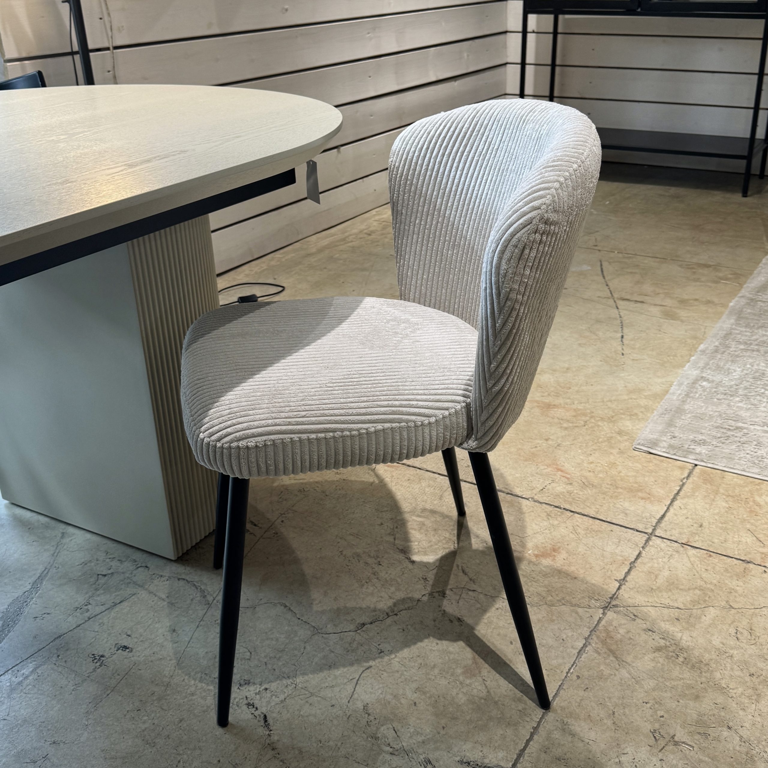 כיסא קורדרוי אבן רגליים שחור דגם לאקי כיסא קורדרוי אבן רגליים שחור דגם לאקי