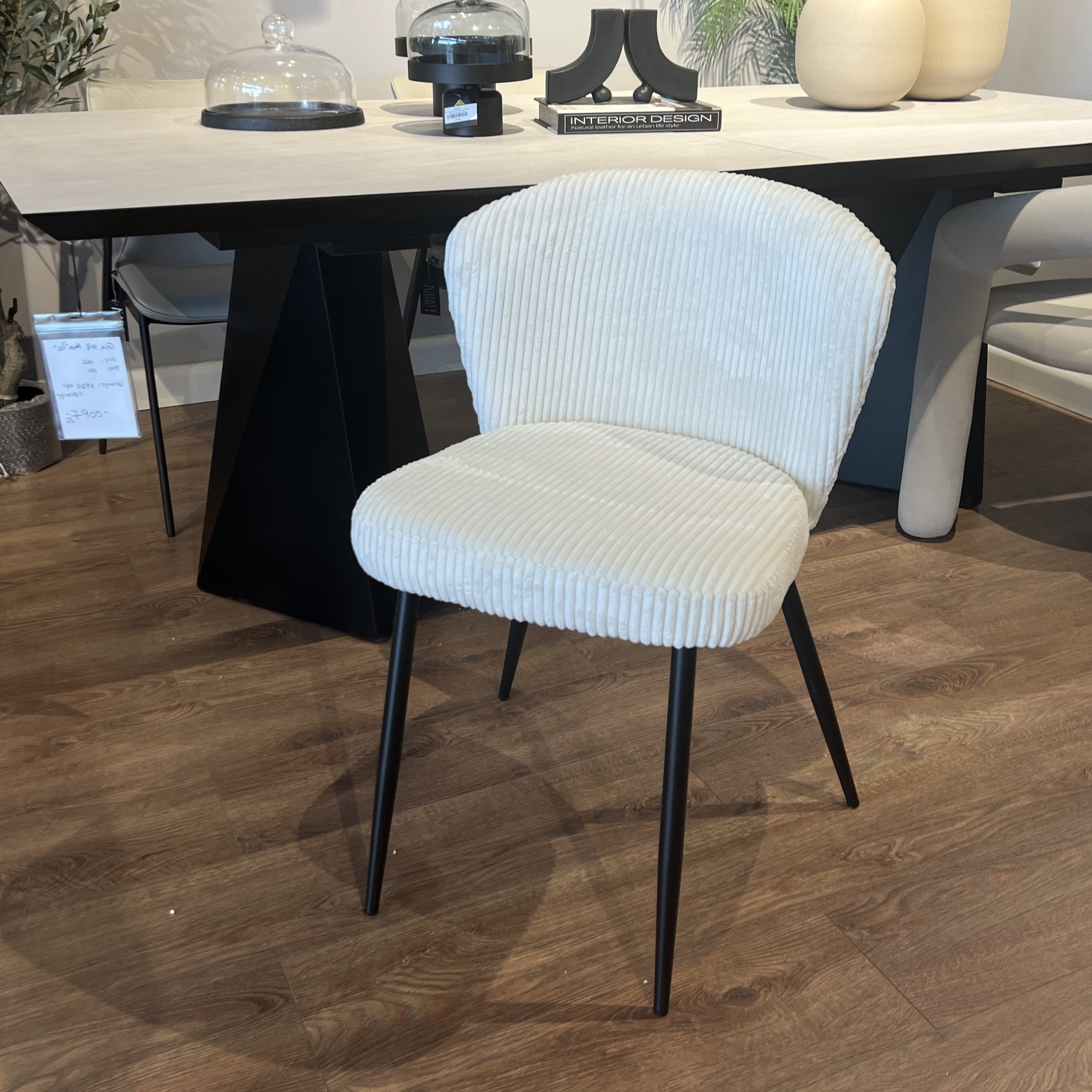 כיסא קורדרוי שמנת רגליים שחור דגם לאקי כיסא קורדרוי שמנת רגליים שחור דגם לאקי