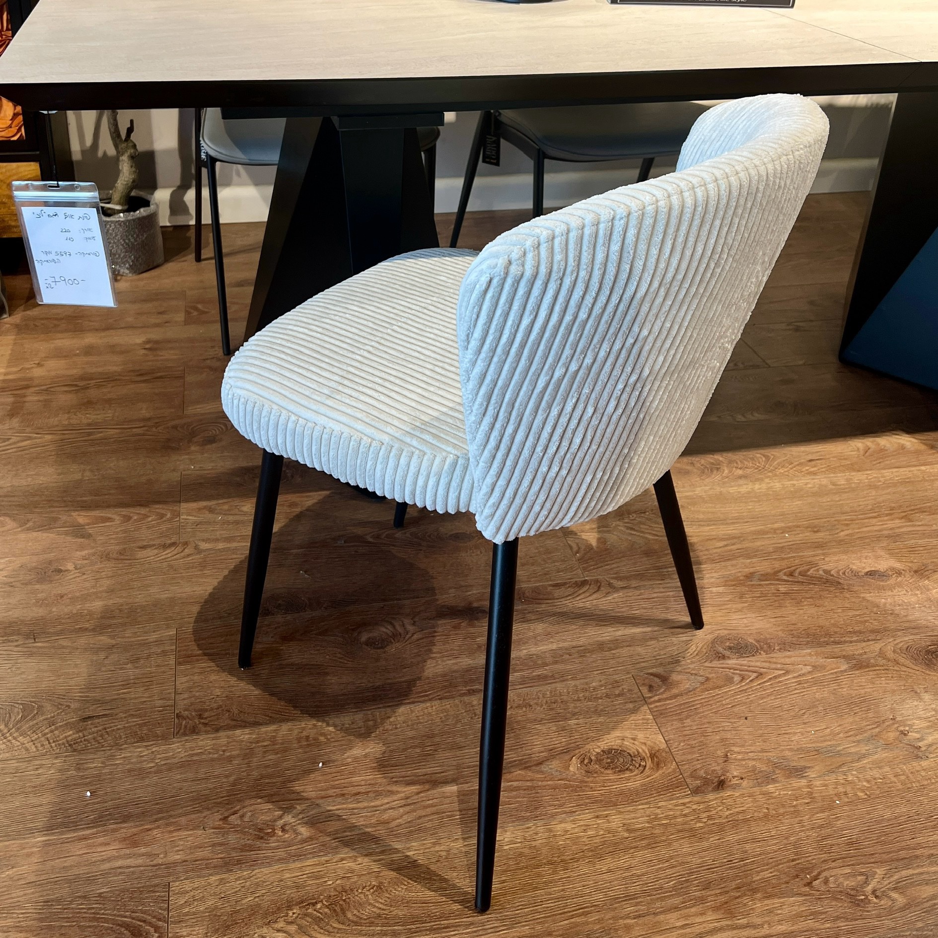 כיסא קורדרוי שמנת רגליים שחור דגם לאקי כיסא קורדרוי שמנת רגליים שחור דגם לאקי