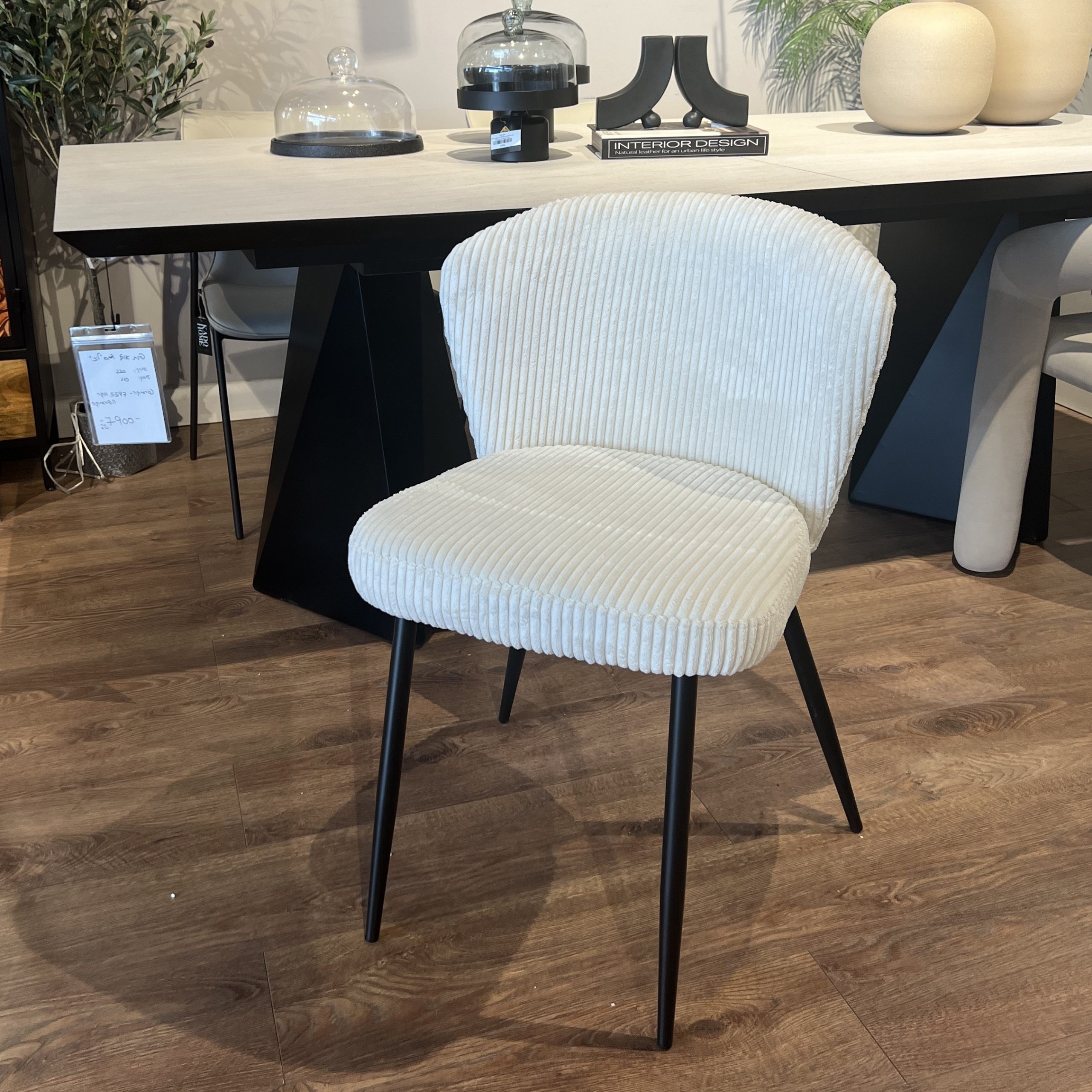 כיסא קורדרוי שמנת רגליים שחור דגם לאקי כיסא קורדרוי שמנת רגליים שחור דגם לאקי