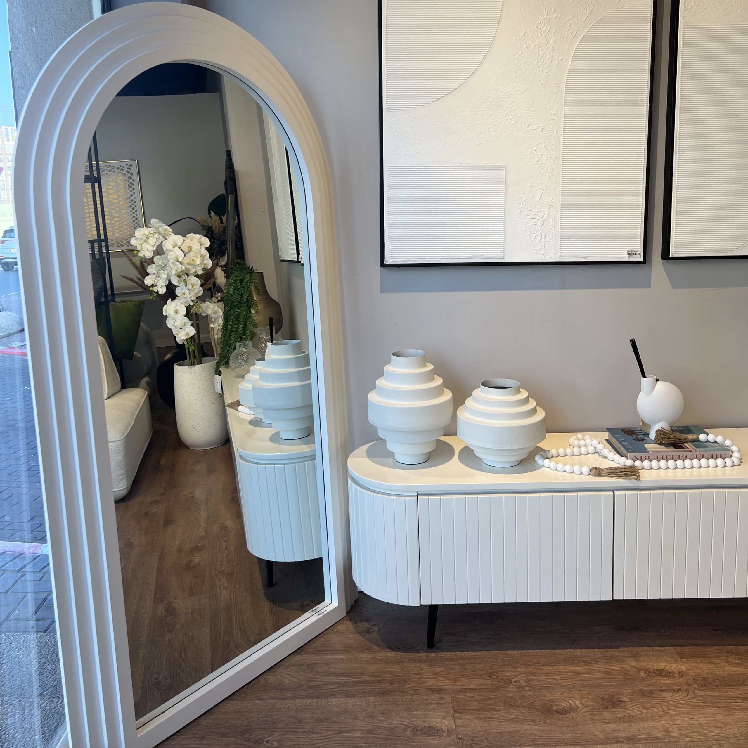 מראה עץ מלא מסגרת לבנה חצי ירח דגם מוריאל מראה עץ מלא מסגרת לבנה חצי ירח דגם מוריאל