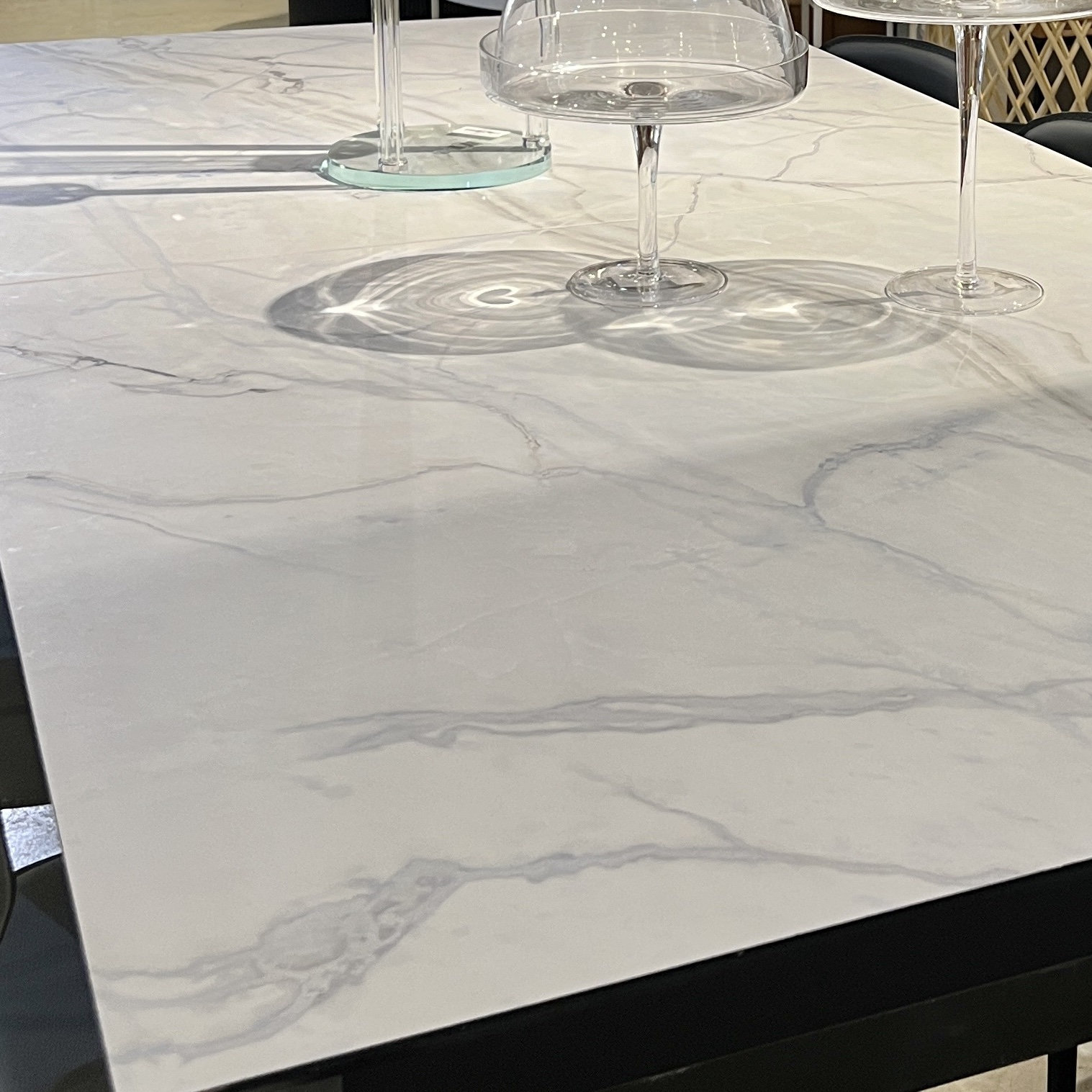 שולחן אוכל שמנת גידים כחולים דגם אמילי שולחן אוכל שמנת גידים כחולים דגם אמילי