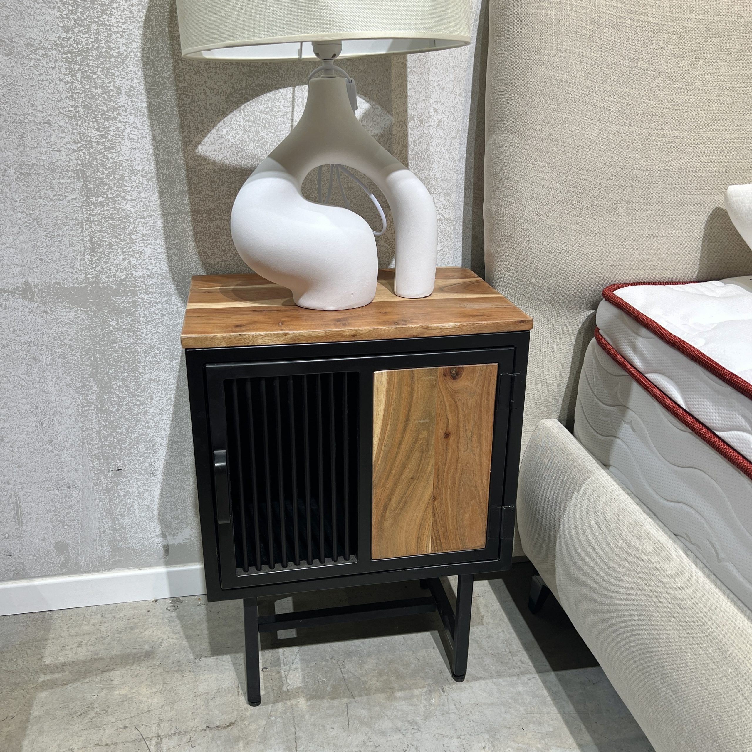 שידת צד מעוצבת עץ שיטה דלת פסים ברזל שחור דגם לילה שידת צד מעוצבת עץ שיטה דלת פסים ברזל שחור דגם לילה