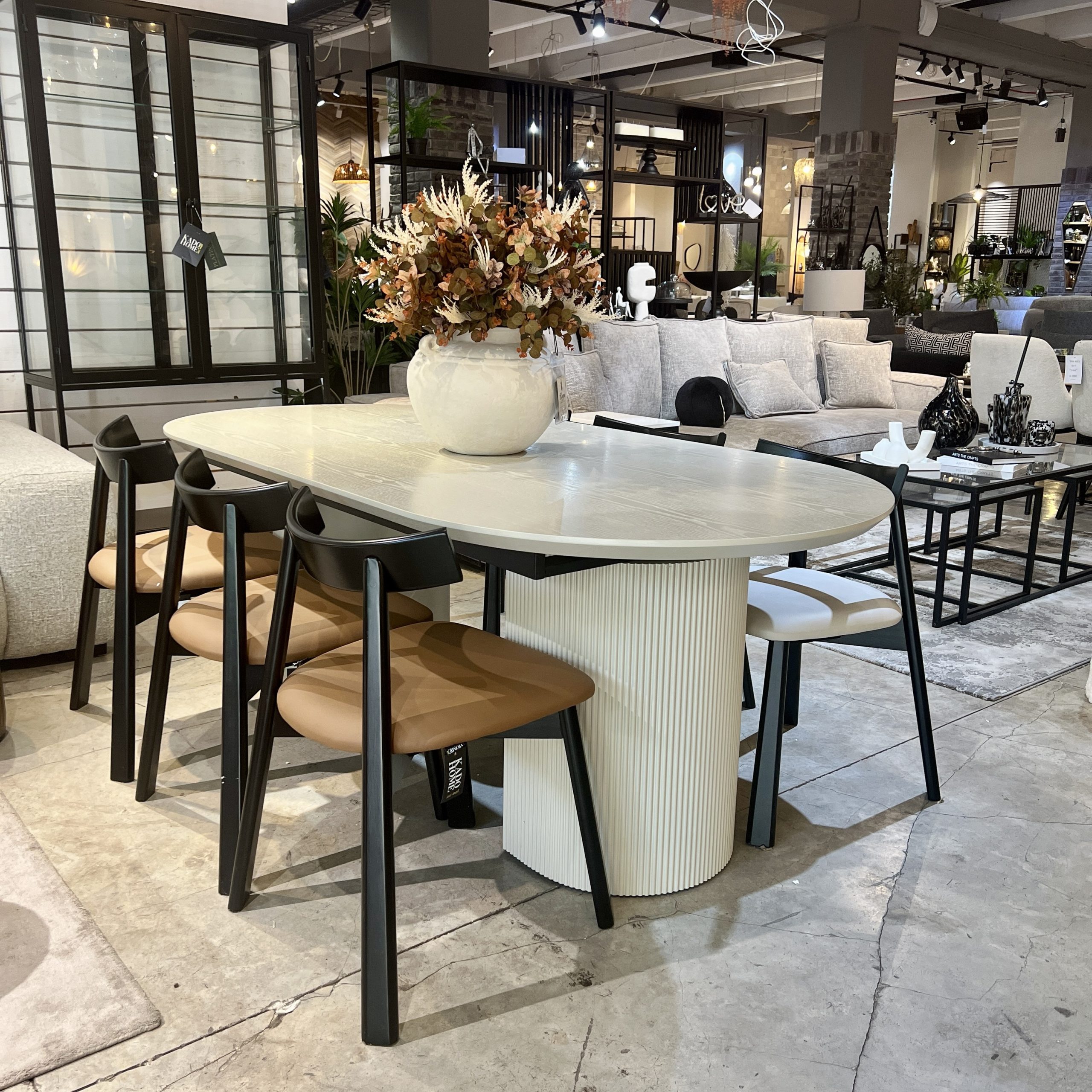 שולחן אוכל פינות מעוגלות רגליים עגולות שמנת אבן דגם אמה שולחן אוכל פינות מעוגלות רגליים עגולות שמנת אבן דגם אמה