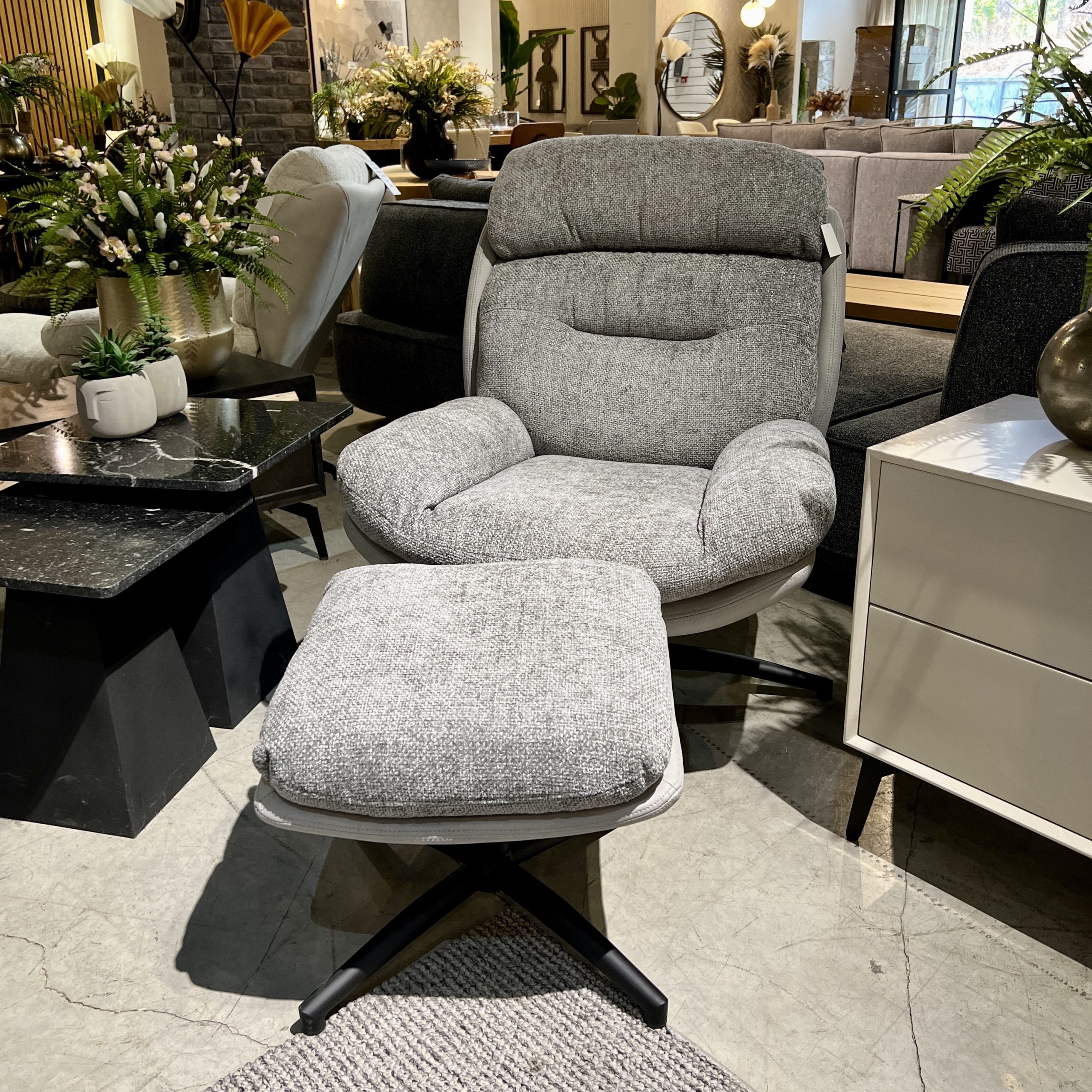 כורסא והדום כרית נשלפת פס ראש רחב אפור דגם רוני כורסא והדום כרית נשלפת פס ראש רחב אפור דגם רוני