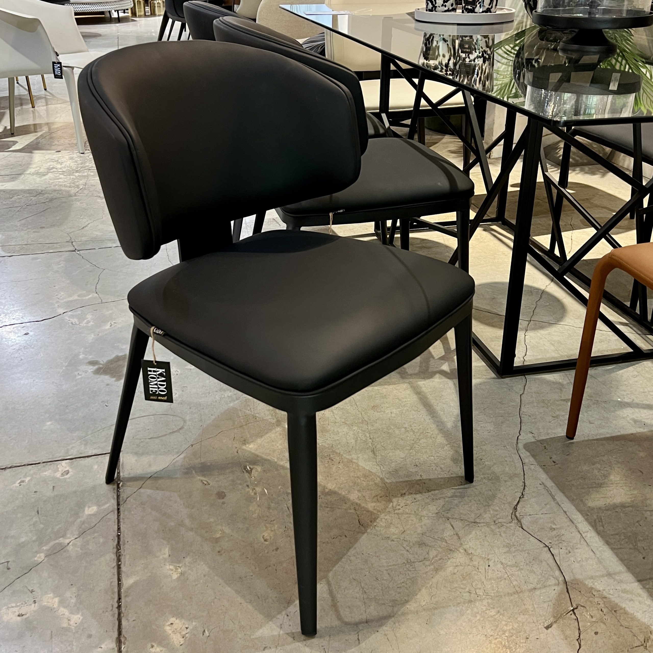 כיסא ונטו דמוי עור שחור דגם סופיטל כיסא ונטו דמוי עור שחור דגם סופיטל