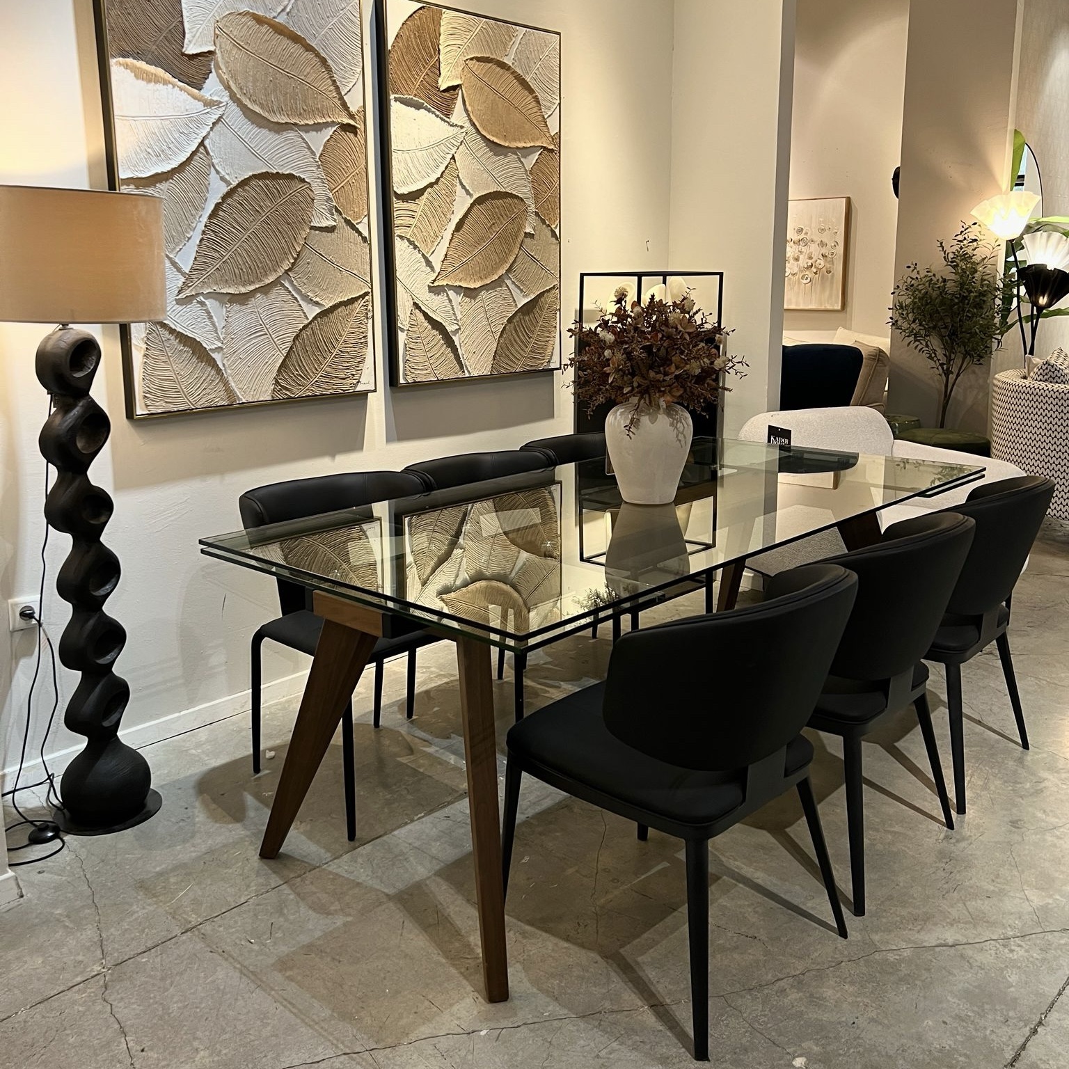 שולחן אוכל יוקרתי זכוכית מחוסמת ורגל אגוז דגם הלן שולחן אוכל יוקרתי זכוכית מחוסמת ורגל אגוז דגם הלן