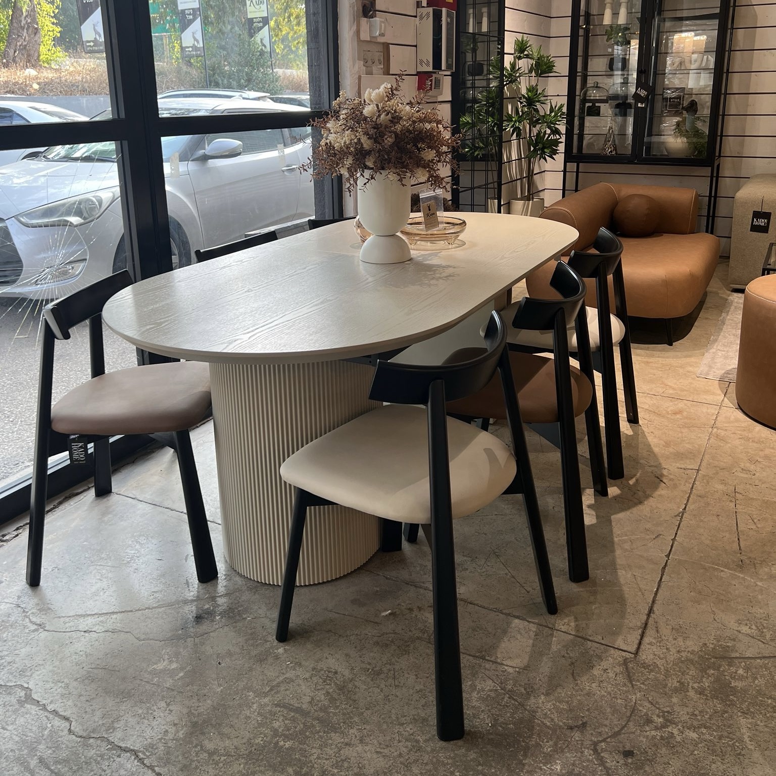 שולחן אוכל פינות מעוגלות רגליים עגולות שמנת אבן דגם אמה שולחן אוכל פינות מעוגלות רגליים עגולות שמנת אבן דגם אמה