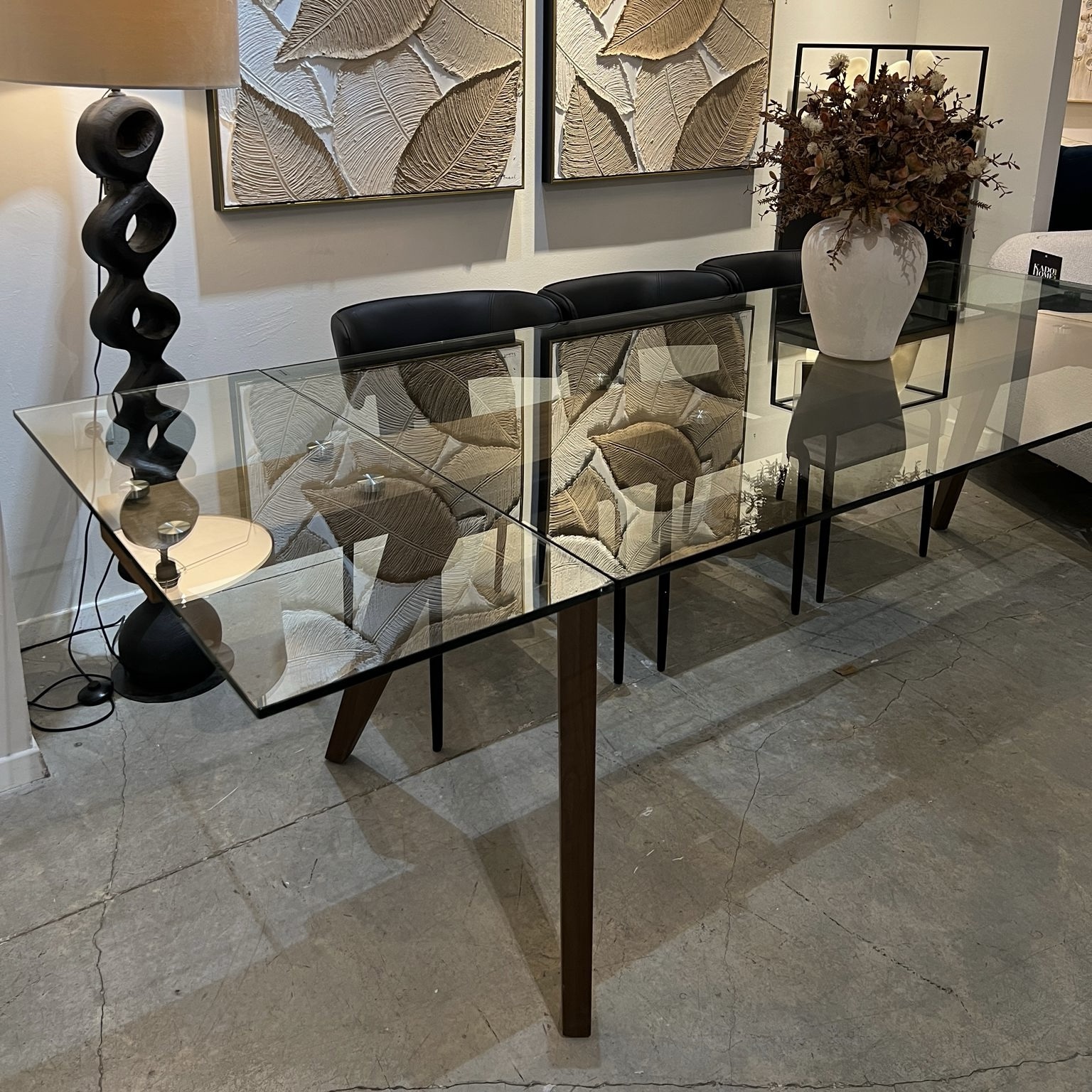 שולחן אוכל יוקרתי זכוכית מחוסמת ורגל אגוז דגם הלן photo number 5