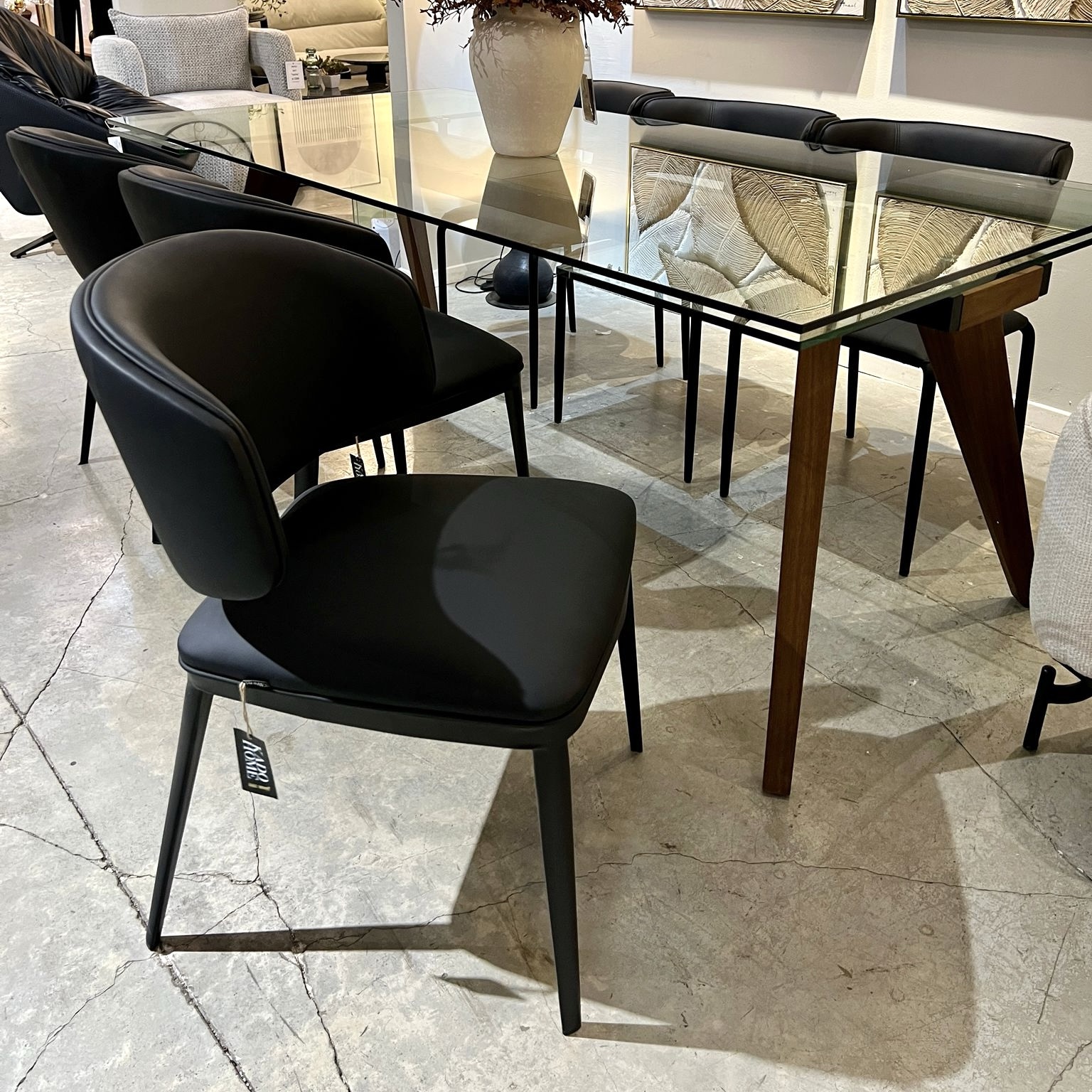 כיסא ונטו דמוי עור שחור דגם סופיטל כיסא ונטו דמוי עור שחור דגם סופיטל