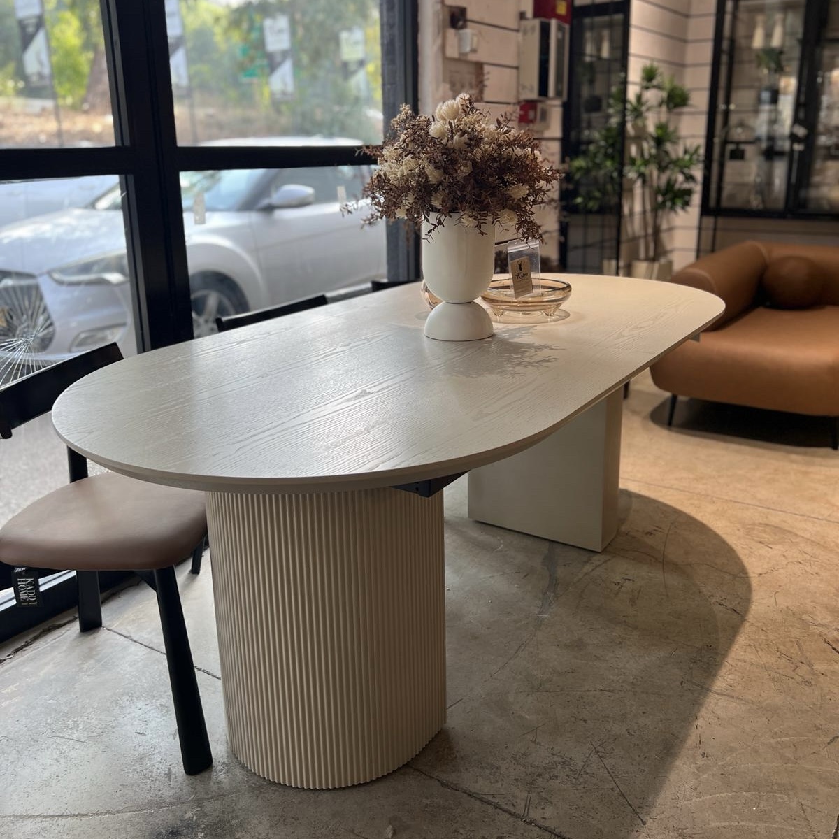 שולחן אוכל פינות מעוגלות רגליים עגולות שמנת אבן דגם אמה שולחן אוכל פינות מעוגלות רגליים עגולות שמנת אבן דגם אמה