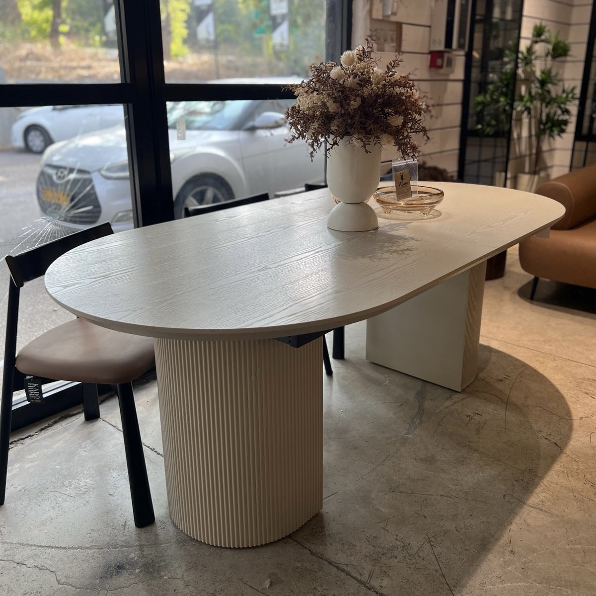 שולחן אוכל פינות מעוגלות רגליים עגולות שמנת אבן דגם אמה שולחן אוכל פינות מעוגלות רגליים עגולות שמנת אבן דגם אמה