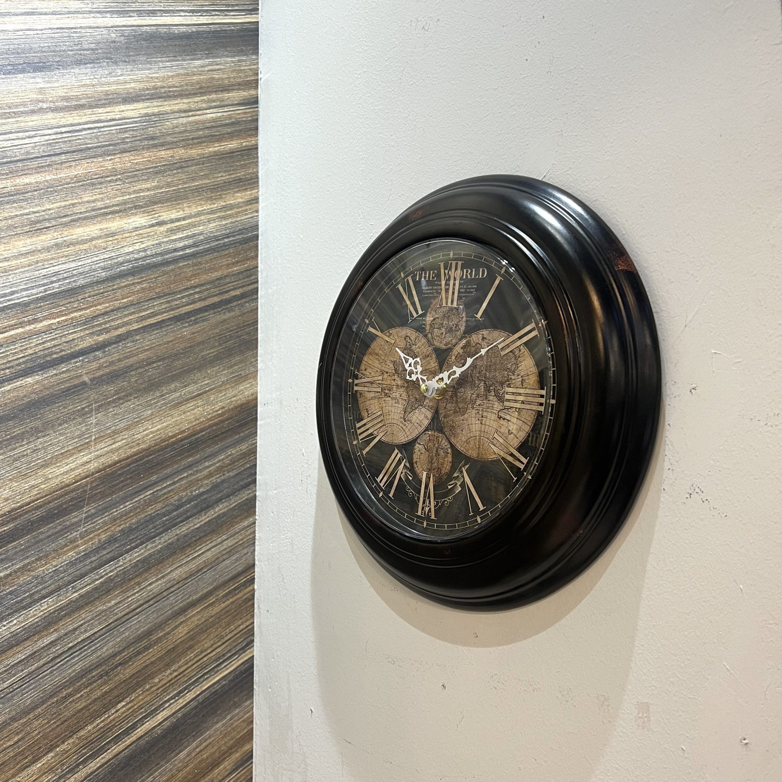 שעון שחור קוטר 30 גלובוסים חומים דגם איקו שעון שחור קוטר 30 גלובוסים חומים דגם איקו