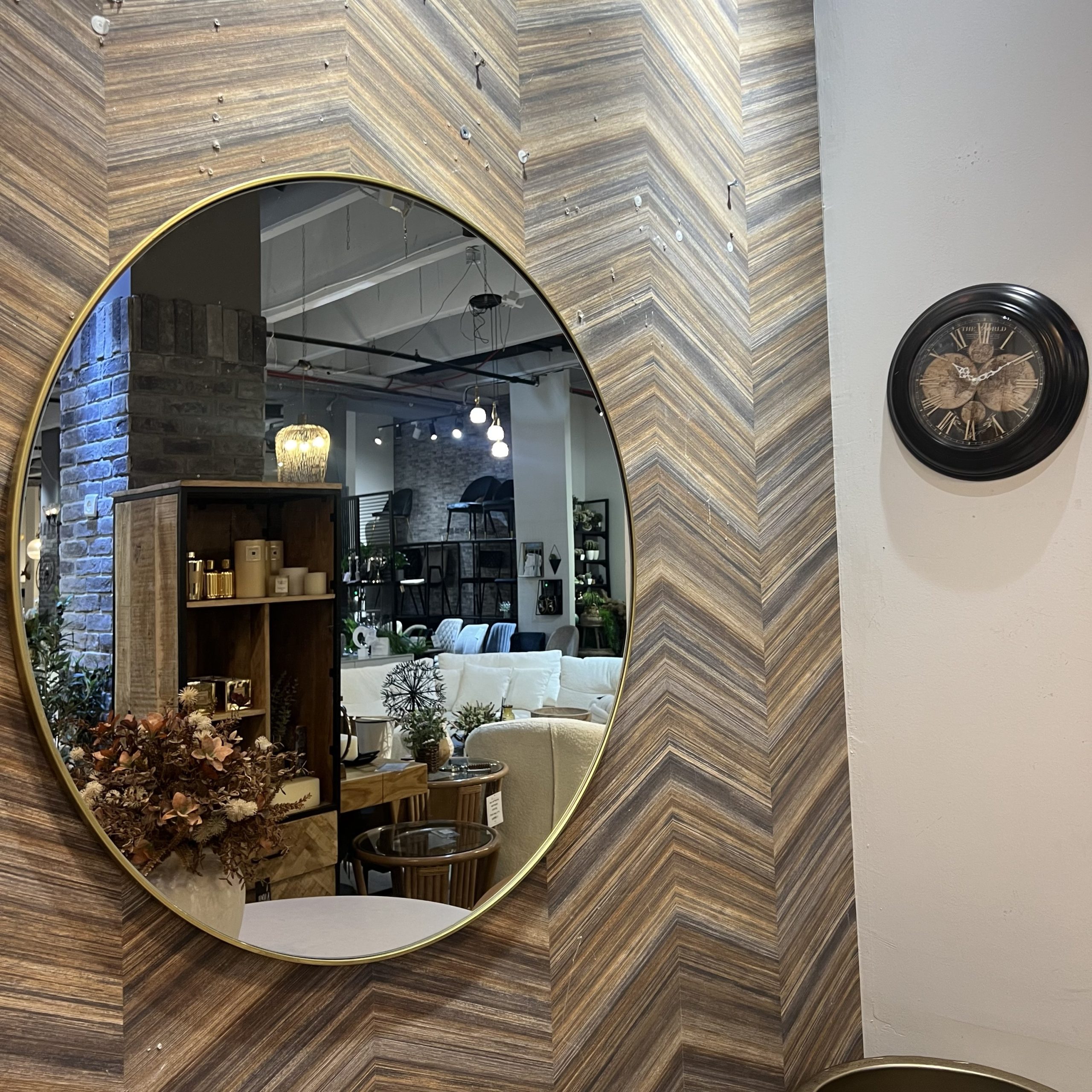 שעון שחור קוטר 30 גלובוסים חומים דגם איקו שעון שחור קוטר 30 גלובוסים חומים דגם איקו