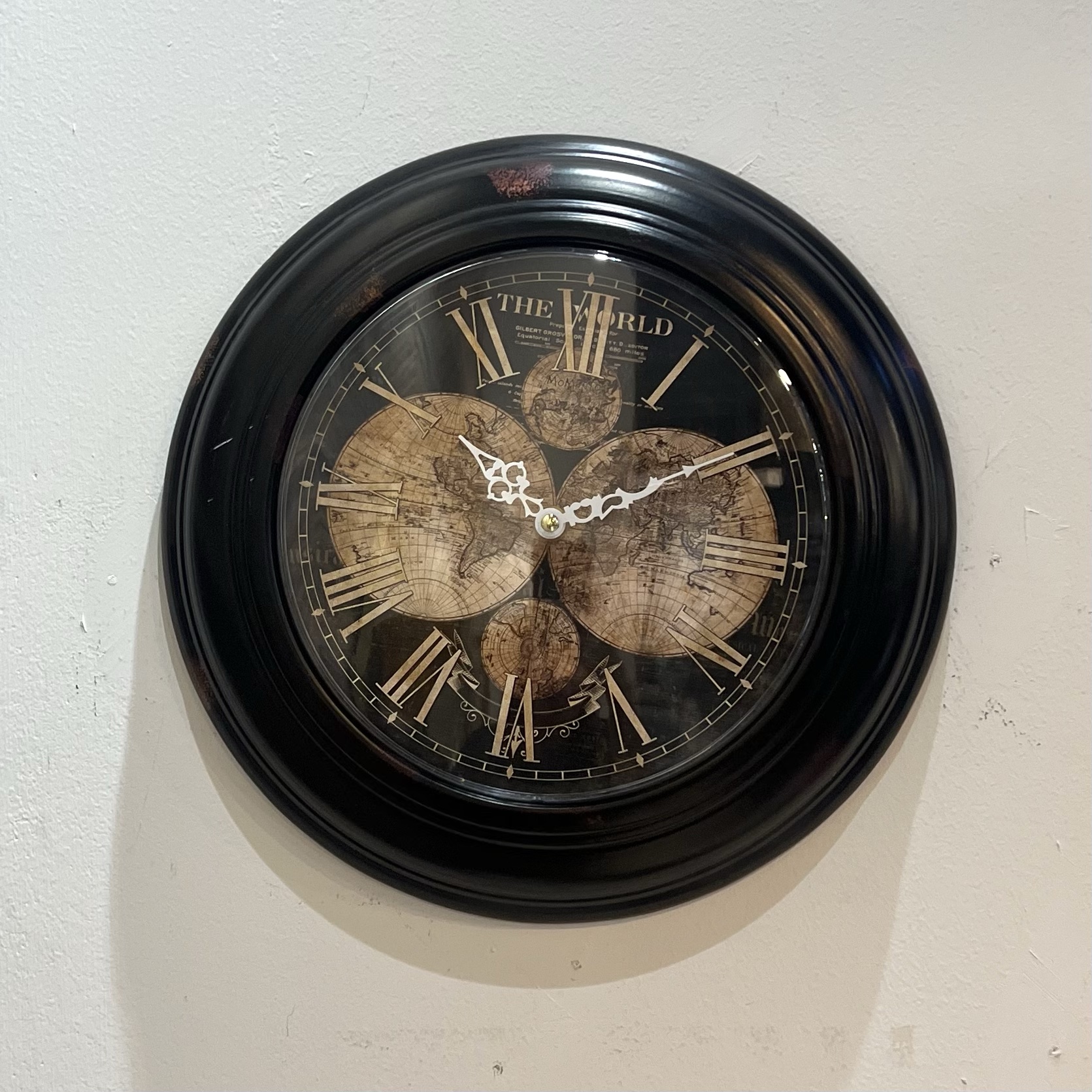 שעון שחור קוטר 30 גלובוסים חומים דגם איקו שעון שחור קוטר 30 גלובוסים חומים דגם איקו