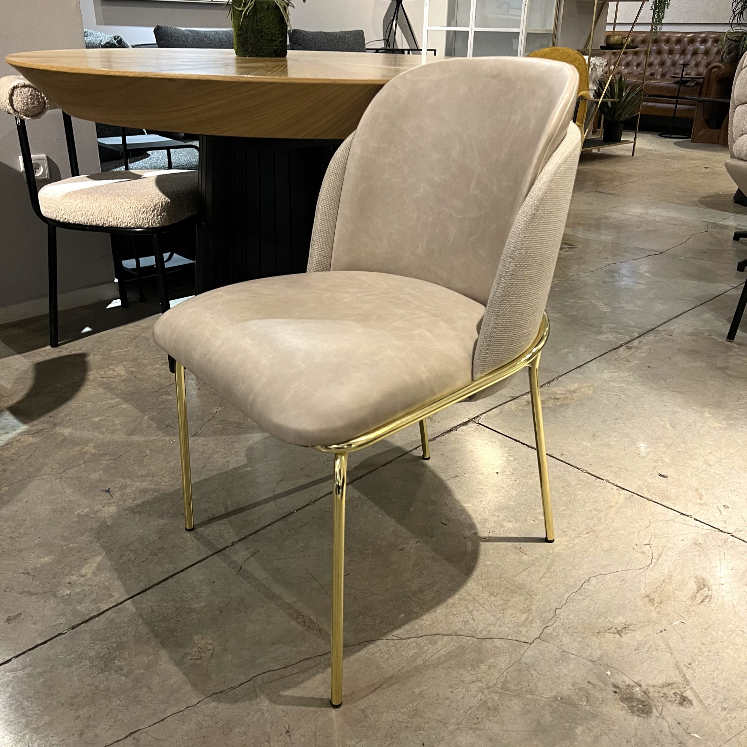 כיסא דגם איתי מושב וגב בדמוי עור בז ומעטפת בבד אריג כיסא דגם איתי מושב וגב בדמוי עור בז ומעטפת בבד אריג