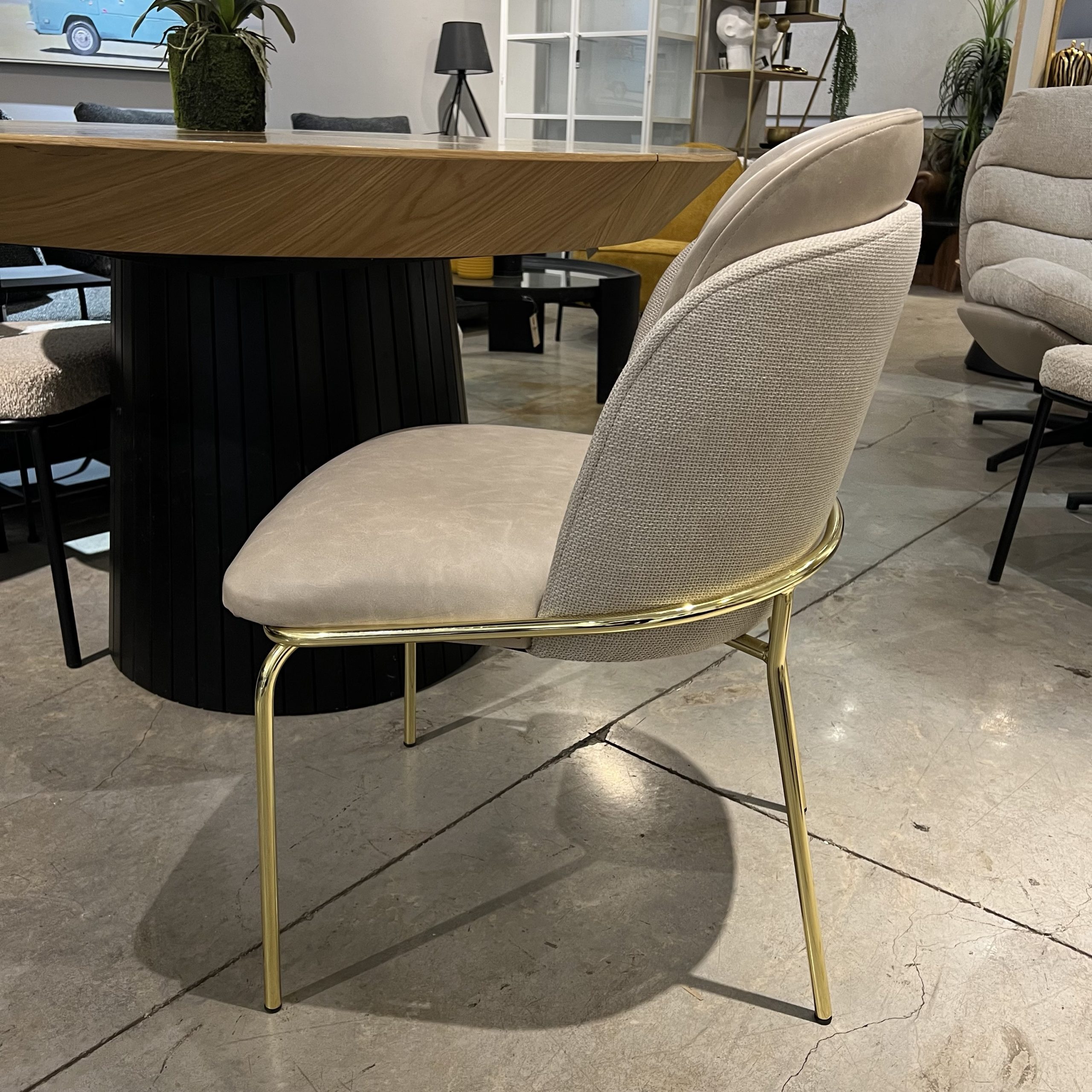 כיסא דגם איתי מושב וגב בדמוי עור בז ומעטפת בבד אריג כיסא דגם איתי מושב וגב בדמוי עור בז ומעטפת בבד אריג