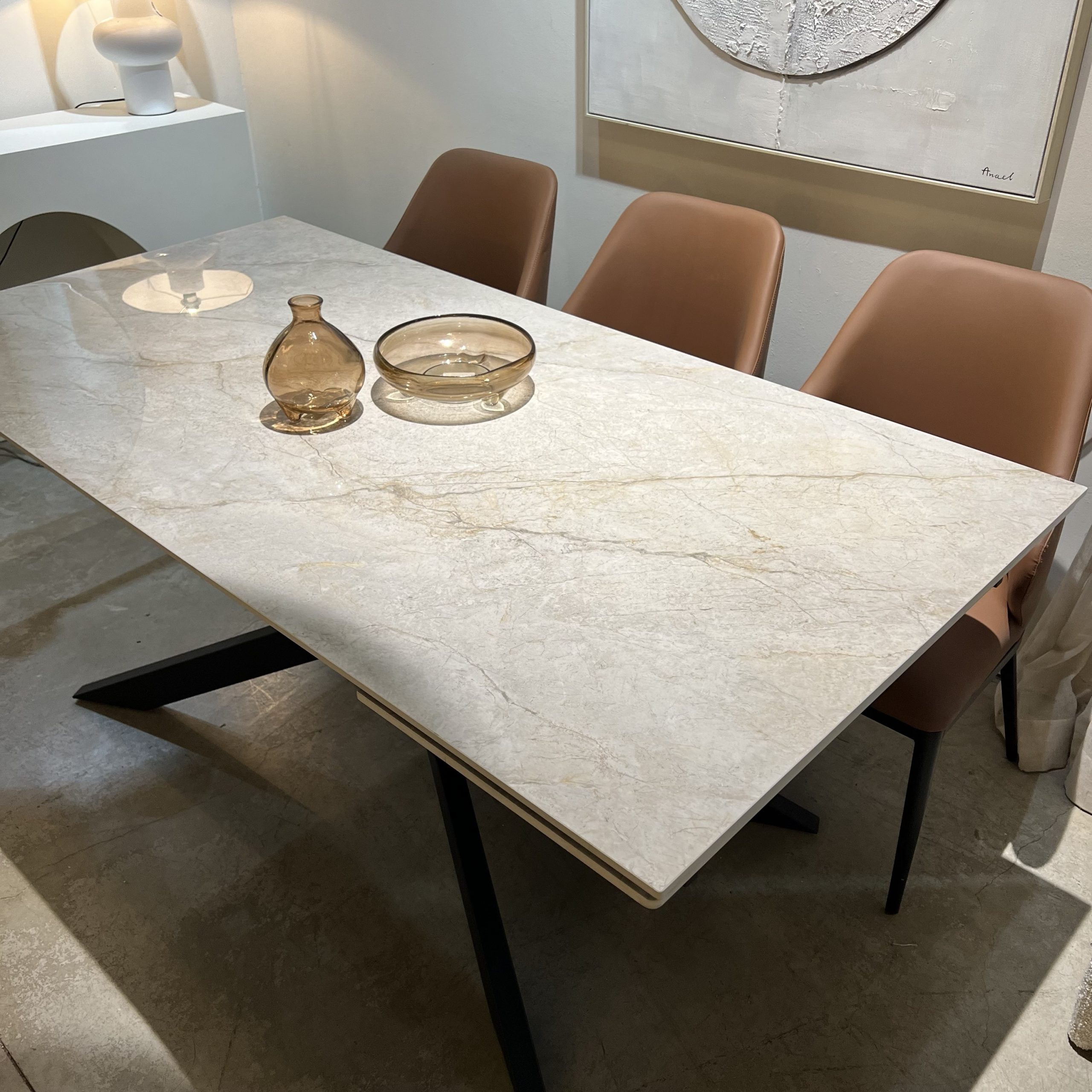 שולחן אוכל פורצלן גרניט אבן מבריק נפתח דגם לאקי שולחן אוכל פורצלן גרניט אבן מבריק נפתח דגם לאקי