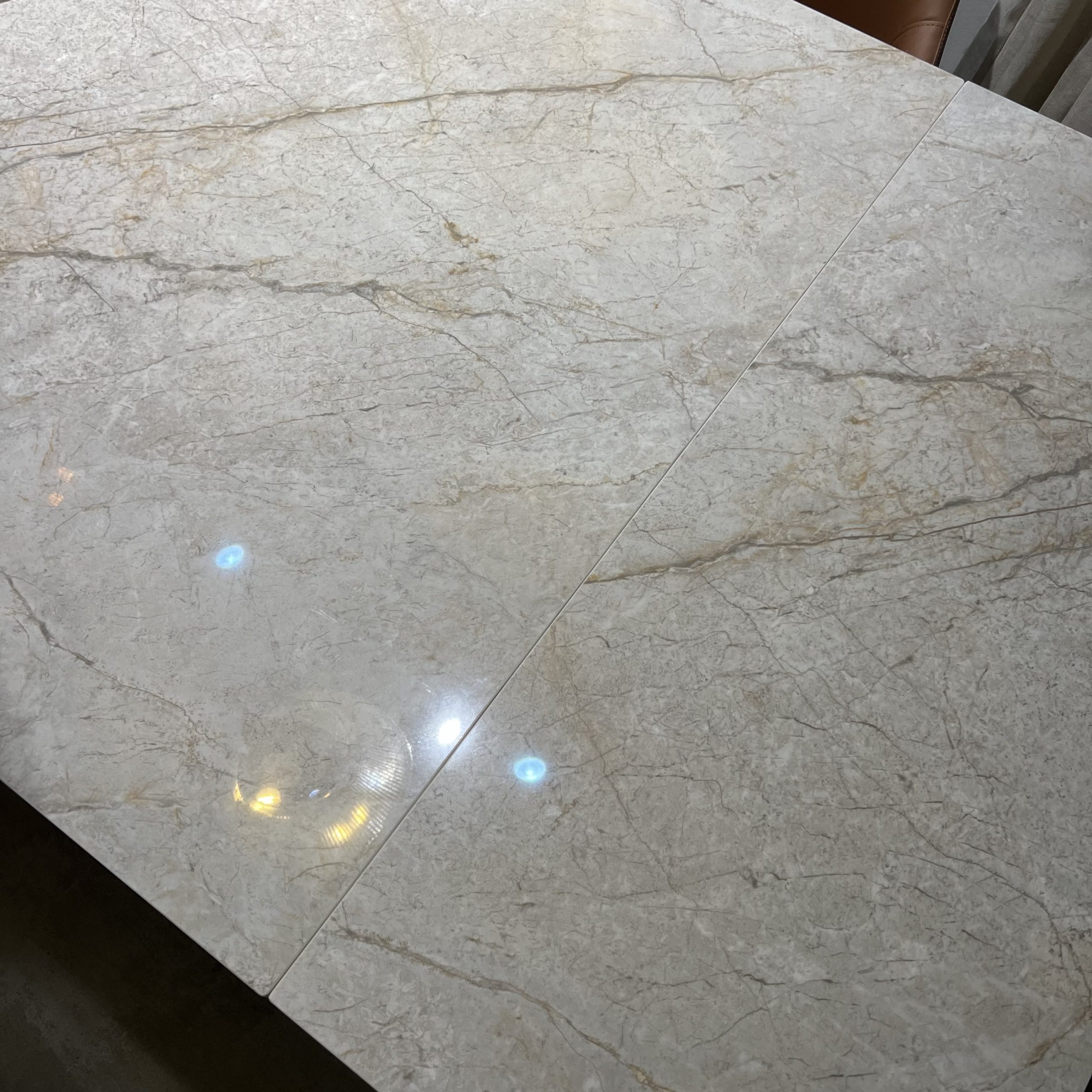 שולחן אוכל פורצלן גרניט אבן מבריק נפתח דגם לאקי שולחן אוכל פורצלן גרניט אבן מבריק נפתח דגם לאקי