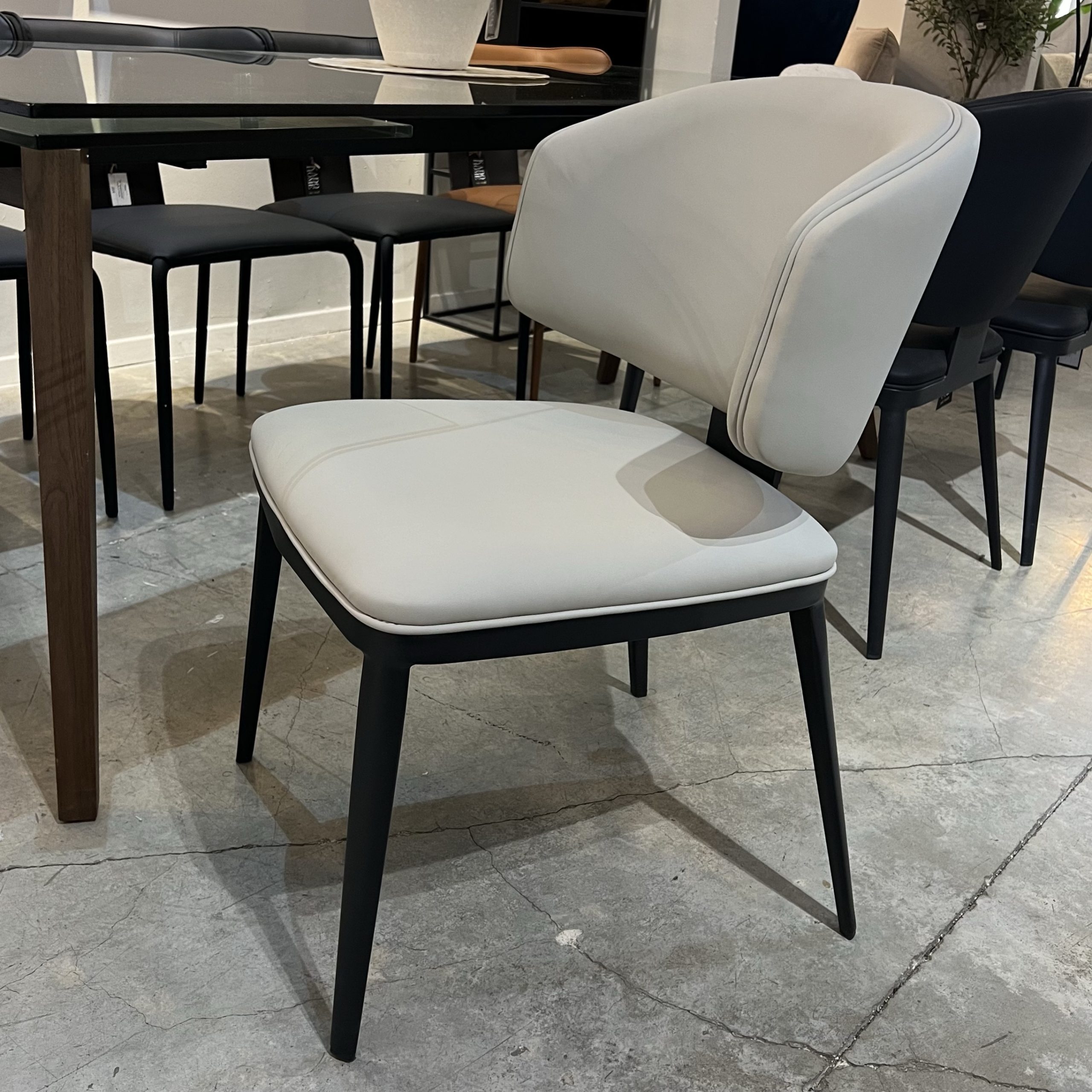 כיסא ונטו דמוי עור בטון דגם סופיטל כיסא ונטו דמוי עור בטון דגם סופיטל