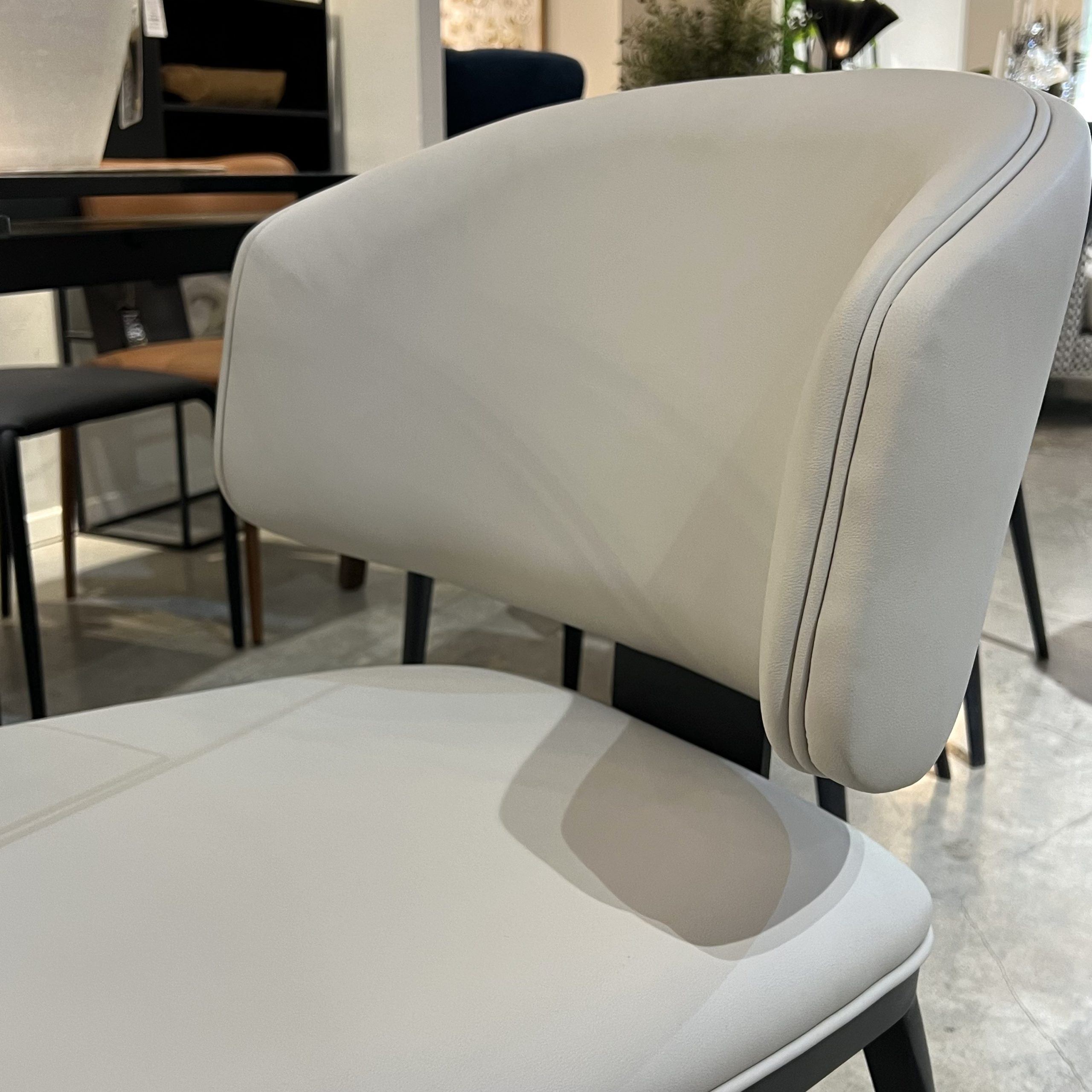 כיסא ונטו דמוי עור בטון דגם סופיטל כיסא ונטו דמוי עור בטון דגם סופיטל