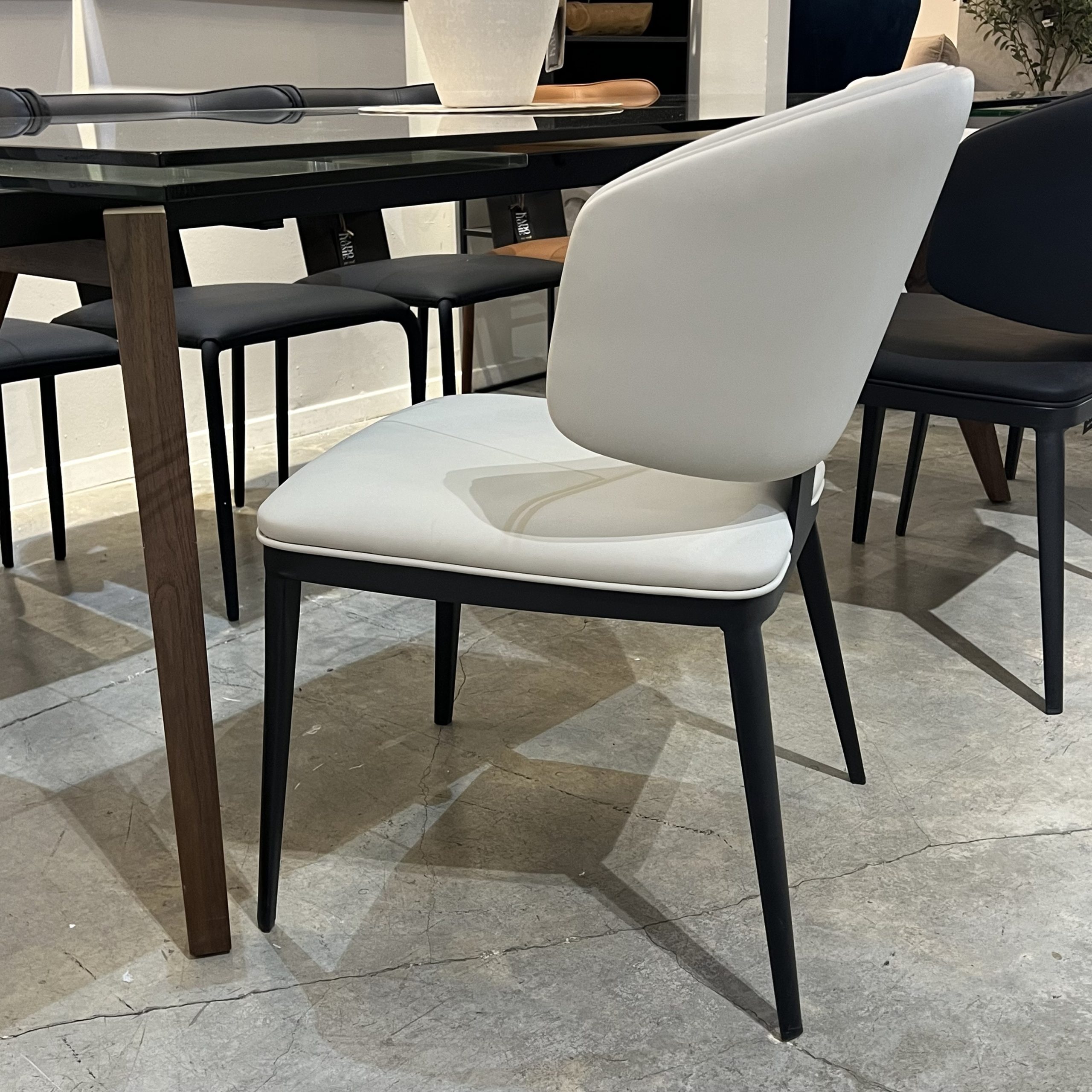 כיסא ונטו דמוי עור בטון דגם סופיטל כיסא ונטו דמוי עור בטון דגם סופיטל