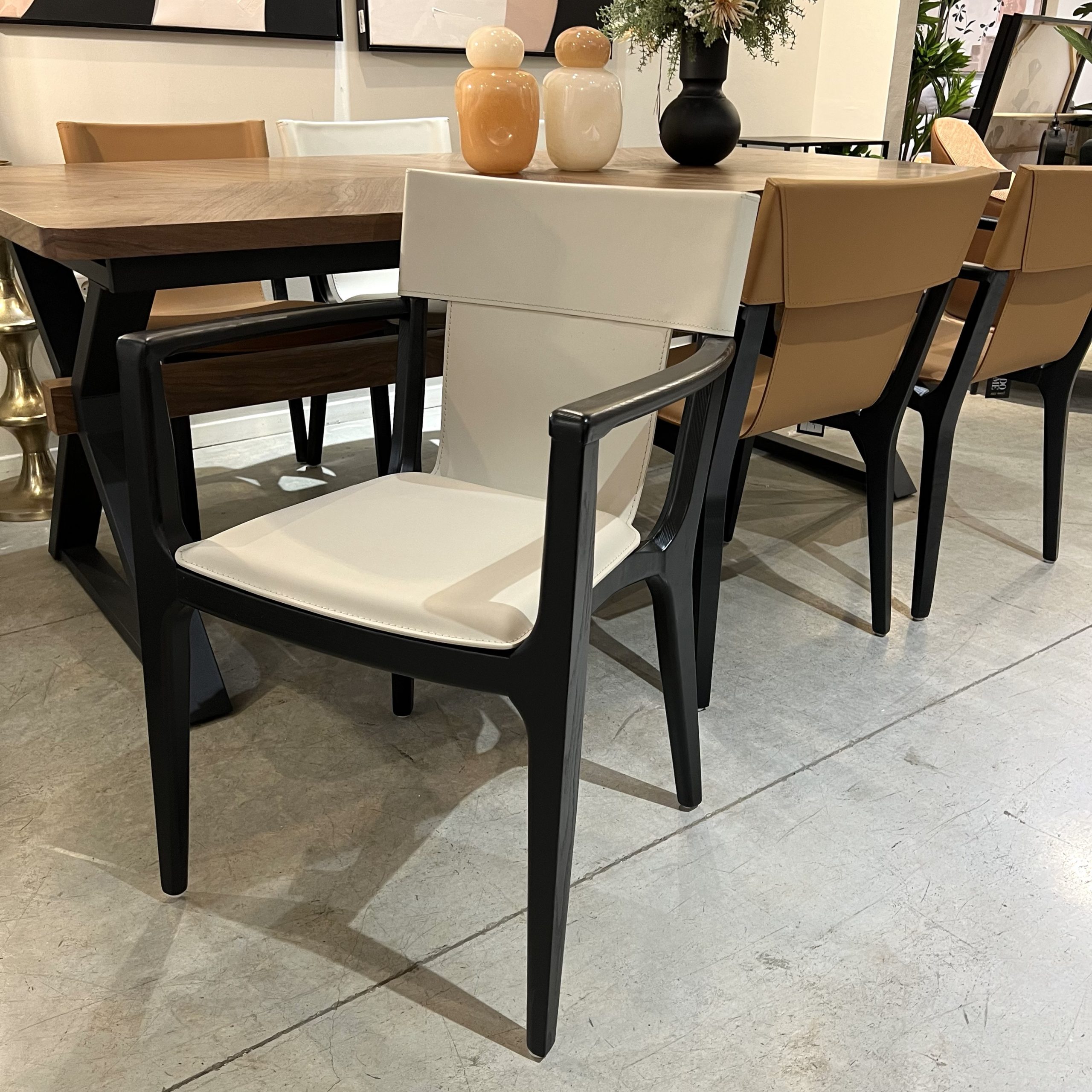 כיסא כורסא ברטין עור אבן עץ שחור דגם סופיטל כיסא כורסא ברטין עור אבן עץ שחור דגם סופיטל