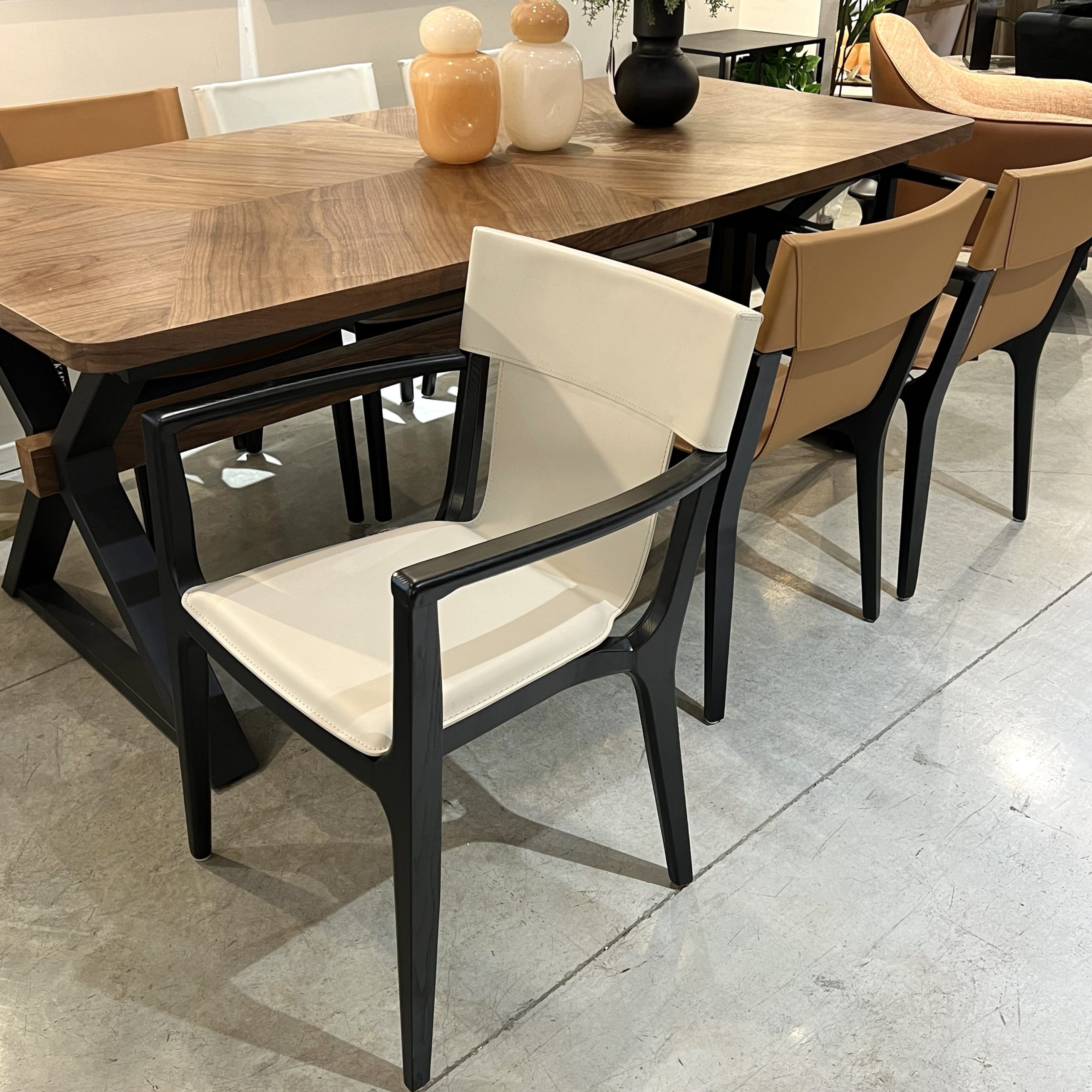 כיסא כורסא ברטין עור אבן עץ שחור דגם סופיטל כיסא כורסא ברטין עור אבן עץ שחור דגם סופיטל