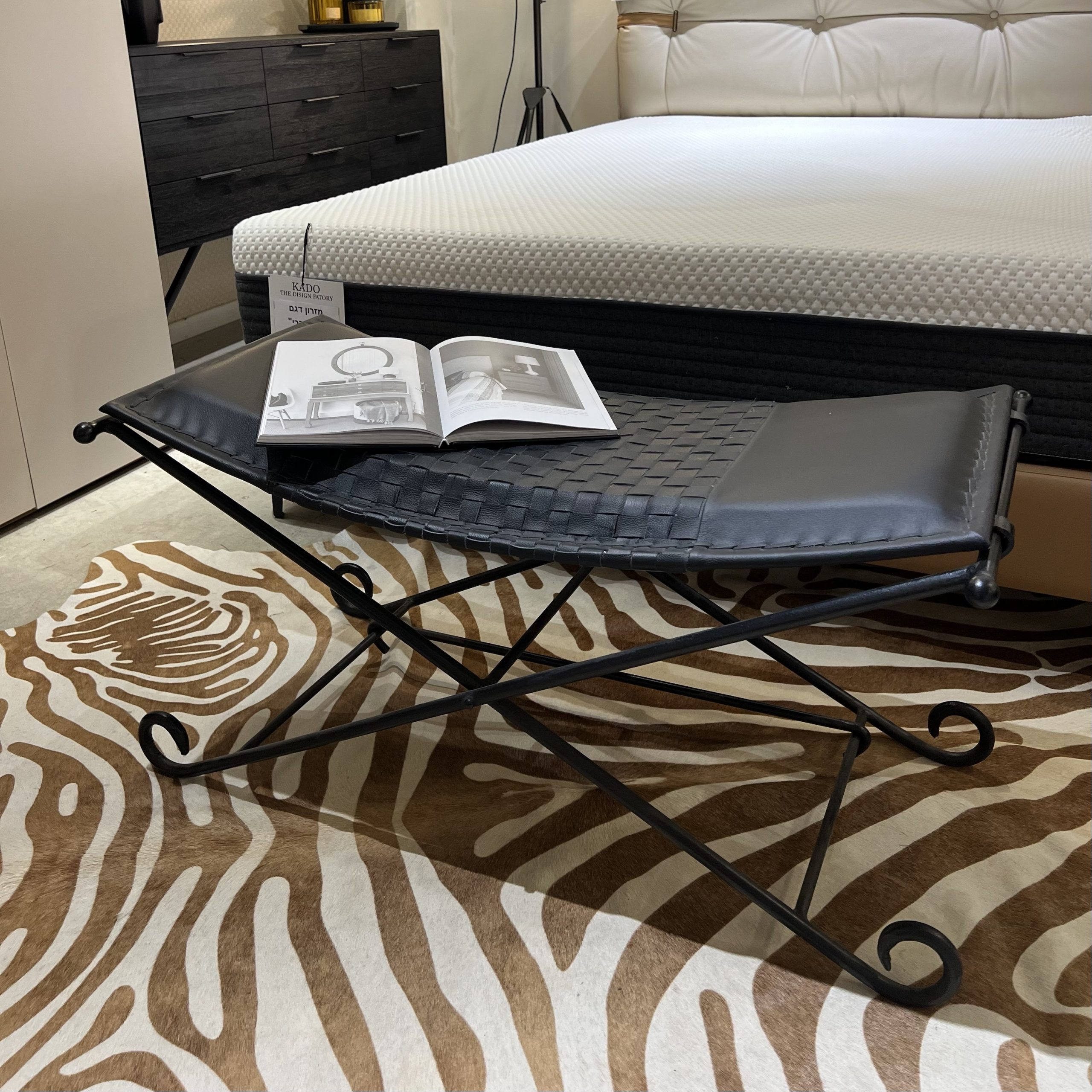 הדום דגם אמבסדור מלבני עור בופאלו שחור הדום דגם אמבסדור מלבני עור בופאלו שחור