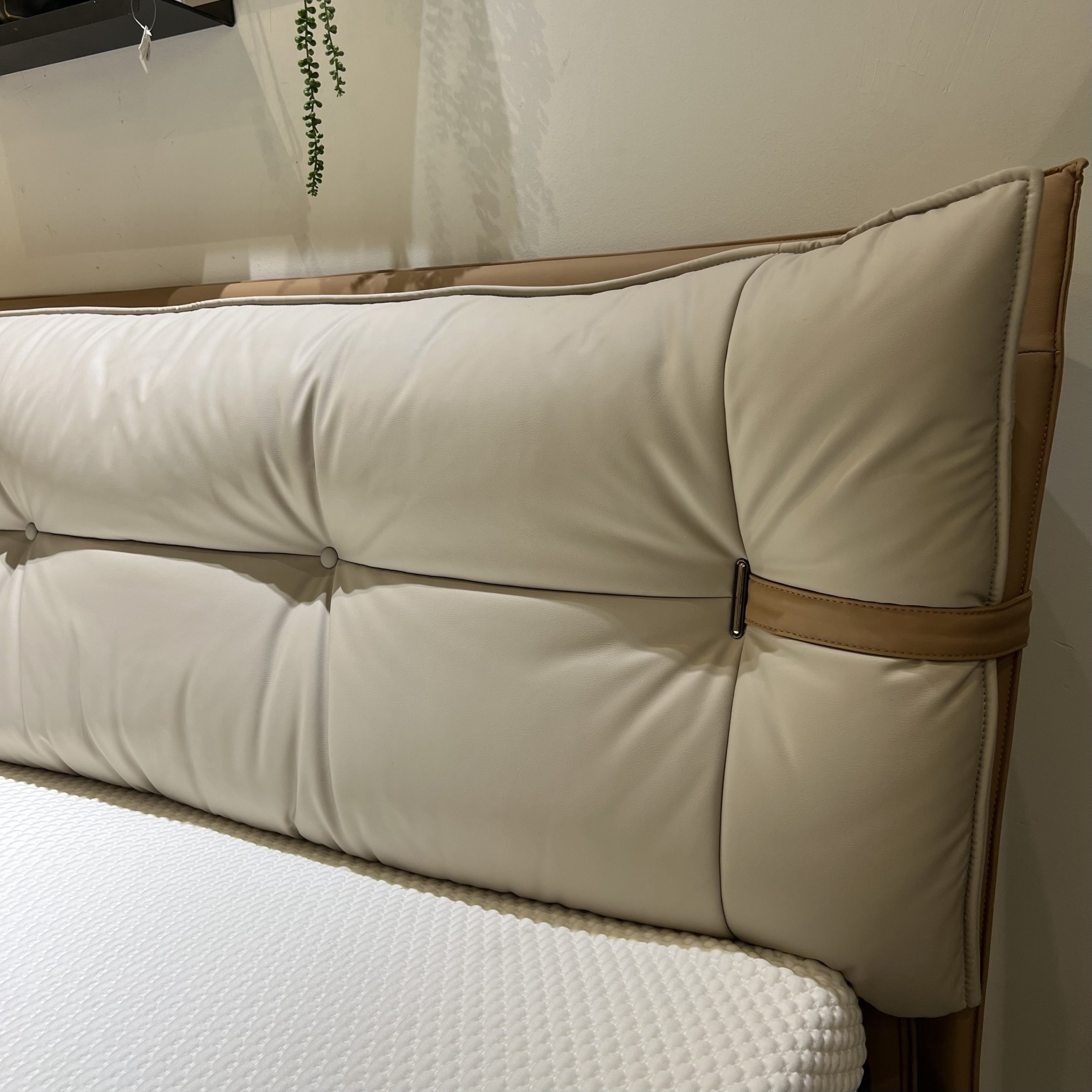 מיטה דגם קררה עור תעשייתי משולב כאמל ובז מיטה דגם קררה עור תעשייתי משולב כאמל ובז