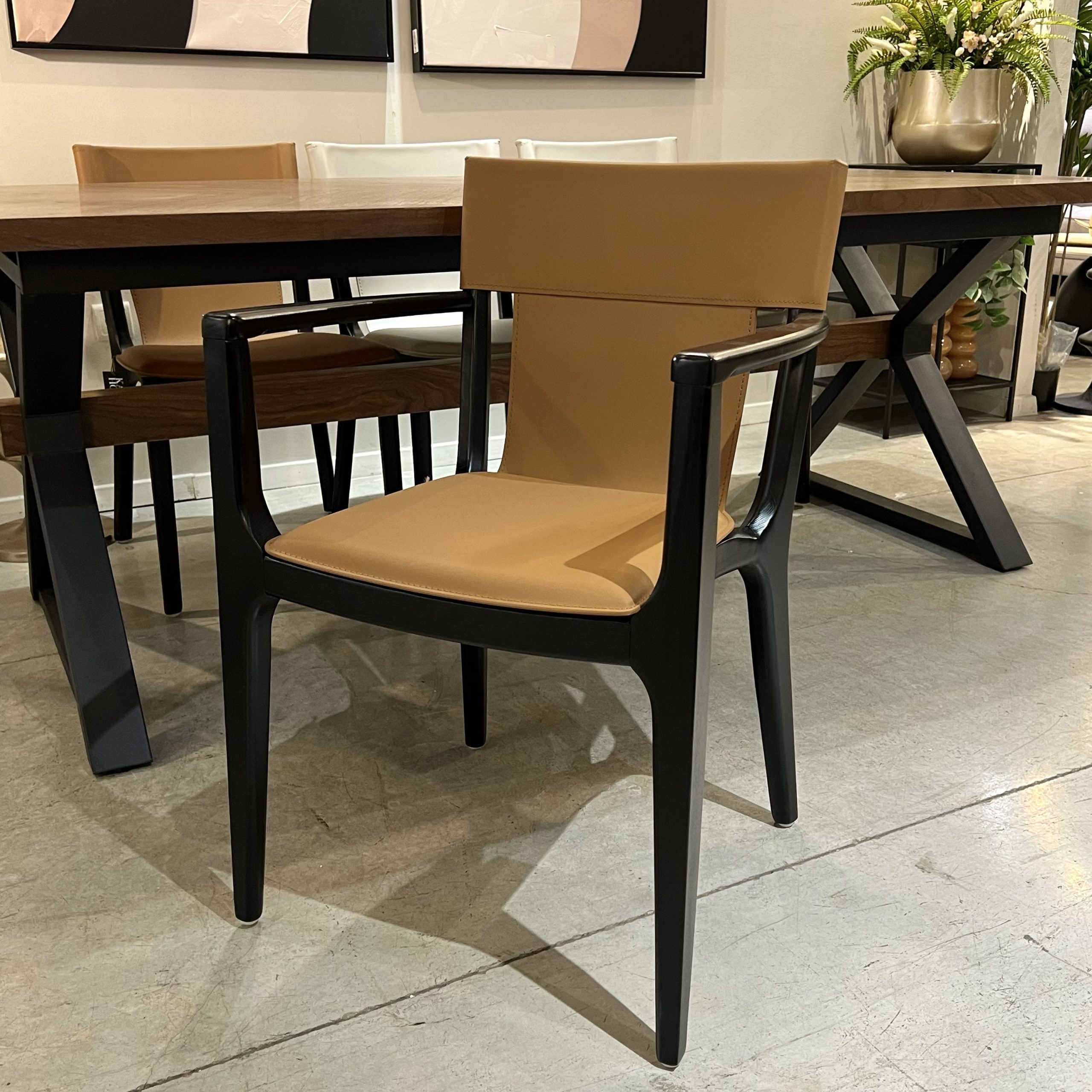 כיסא כורסא ברטין עור כאמל עץ שחור דגם סופיטל כיסא כורסא ברטין עור כאמל עץ שחור דגם סופיטל