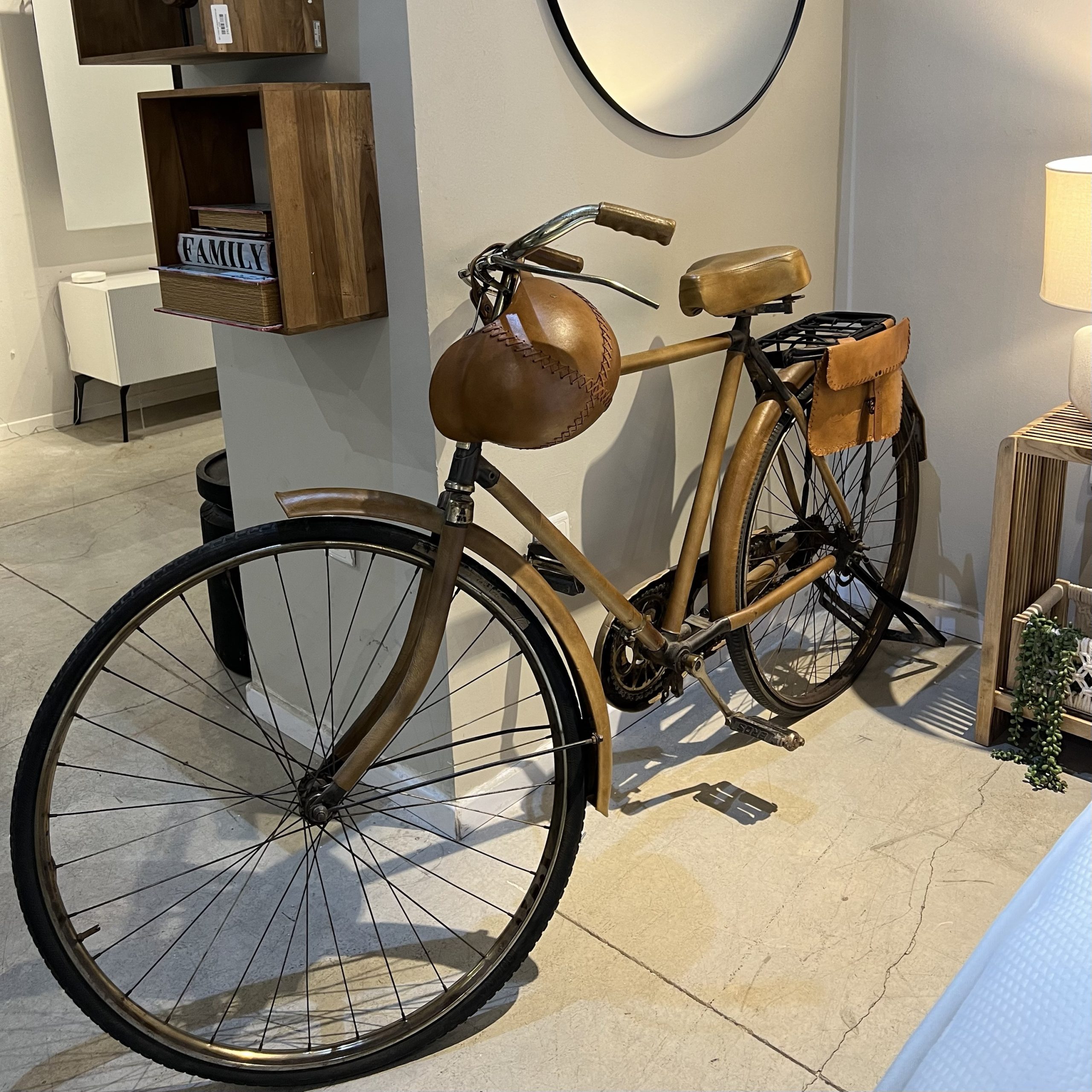 אופניים וקסדה רטרו דגם אשוק - עור חום אופניים וקסדה רטרו דגם אשוק - עור חום