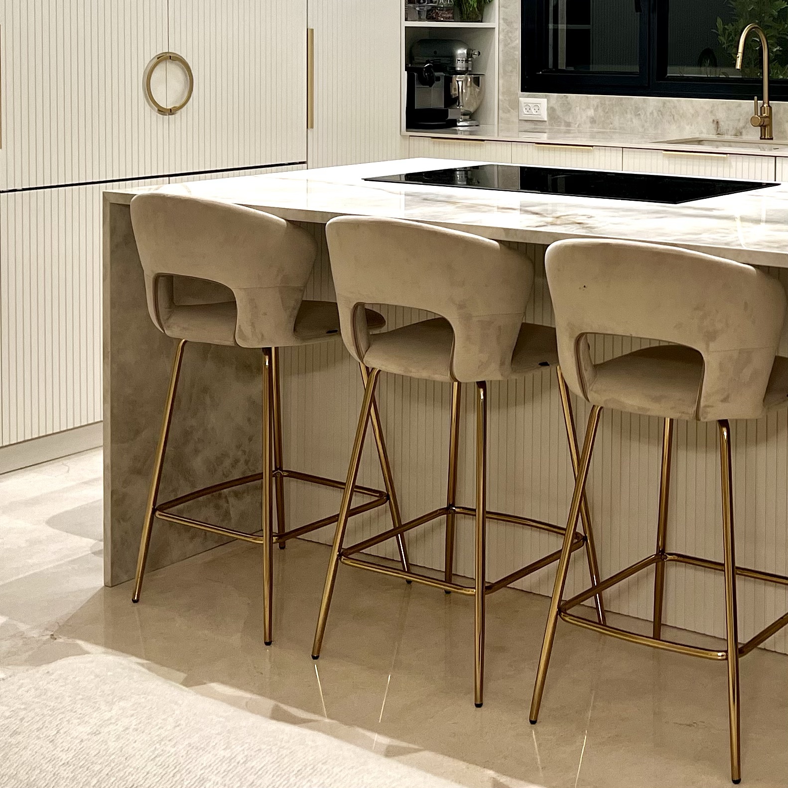 כיסא בר דגם ״טום״ קטיפה אבן רגליים זהב - חיסול! כיסא בר דגם ״טום״ קטיפה אבן רגליים זהב - חיסול!